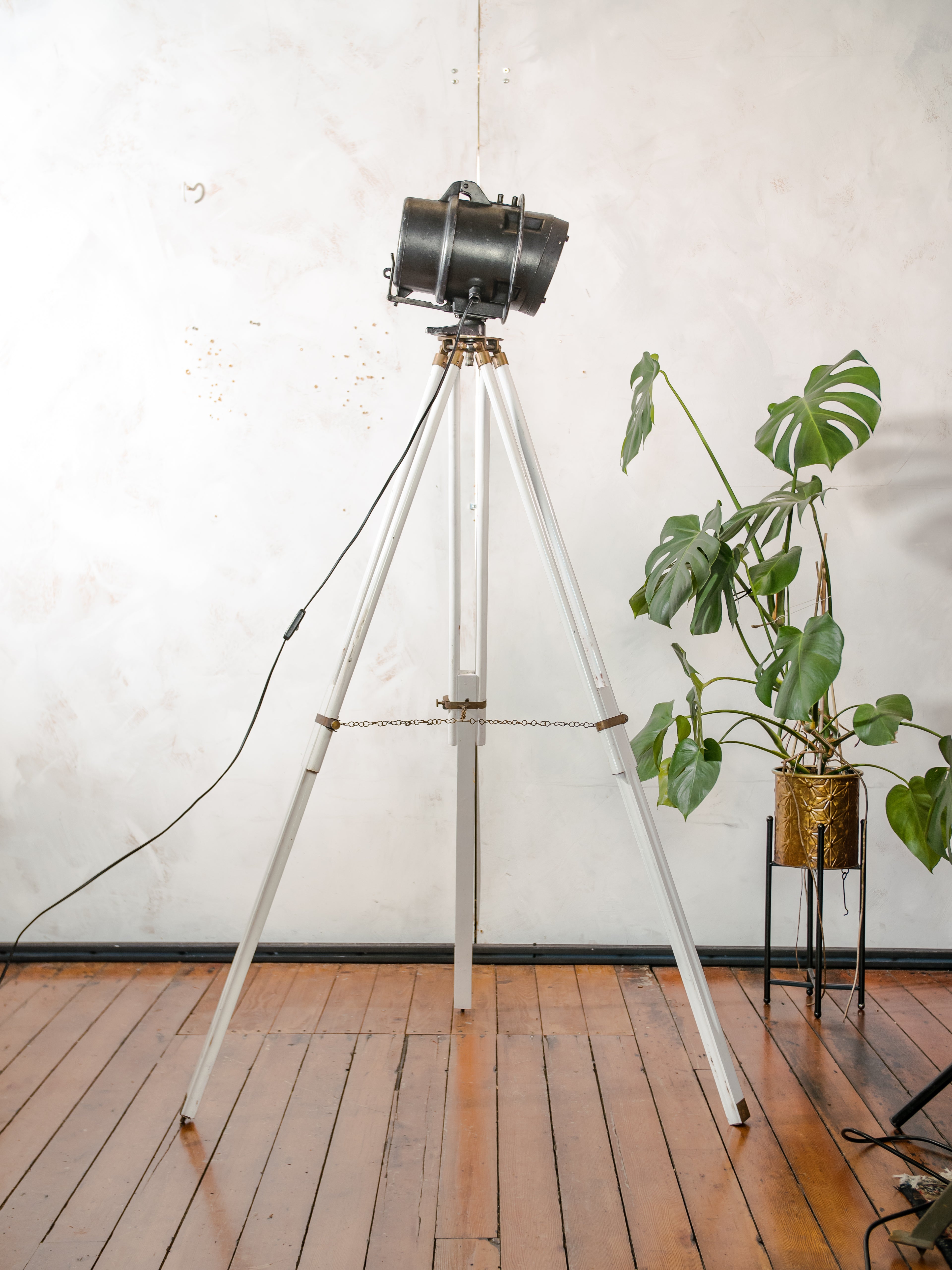 Vintage DDR Railway Signal Spotlight, Restored Industrial Floor Lamp on White Wooden Tripod, Telesig Berlin Orange Lens Light