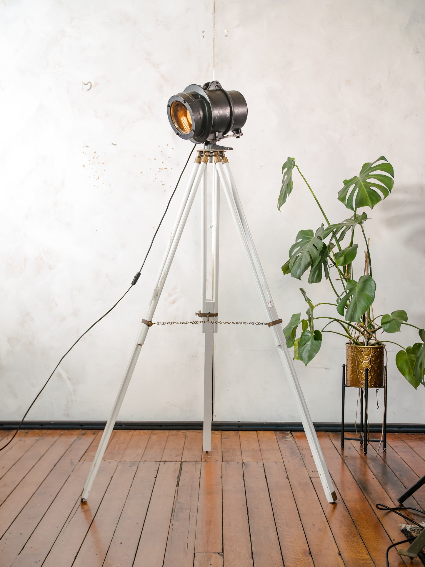 Vintage DDR spoorweg signaal lamp, gerestaureerde industriële staande lamp op wit houten statief, Telesig Berlin oranje lenslamp