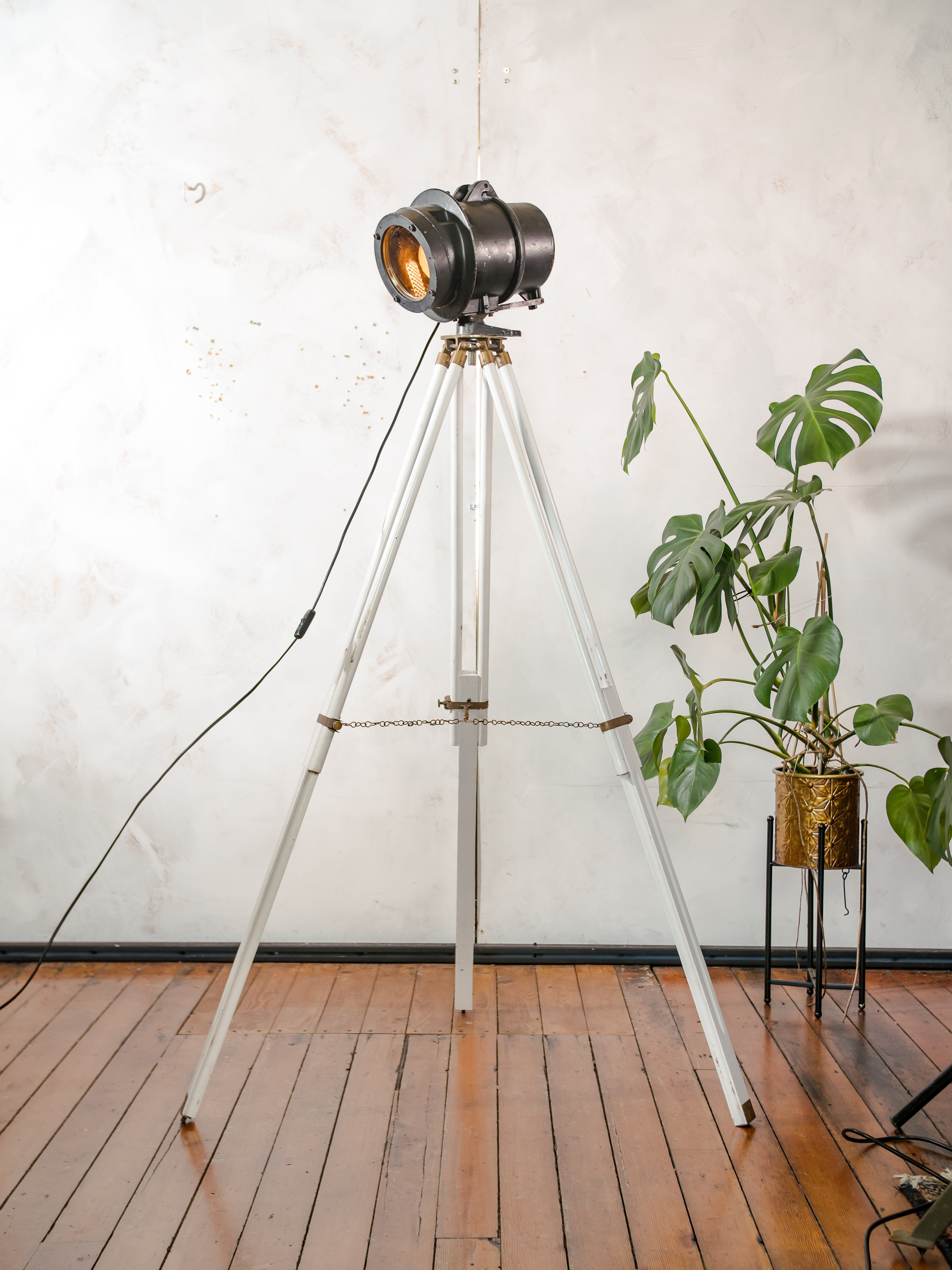 Vintage DDR spoorweg signaal lamp, gerestaureerde industriële staande lamp op wit houten statief, Telesig Berlin oranje lenslamp