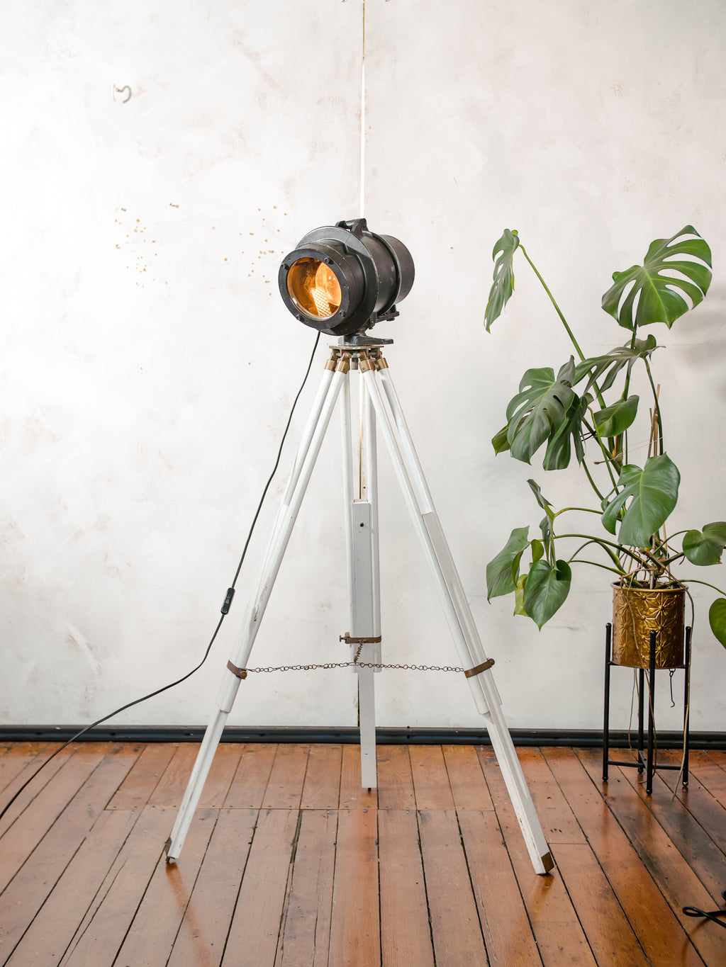 Vintage DDR Railway Signal Spotlight, Restored Industrial Floor Lamp on White Wooden Tripod, Telesig Berlin Orange Lens Light