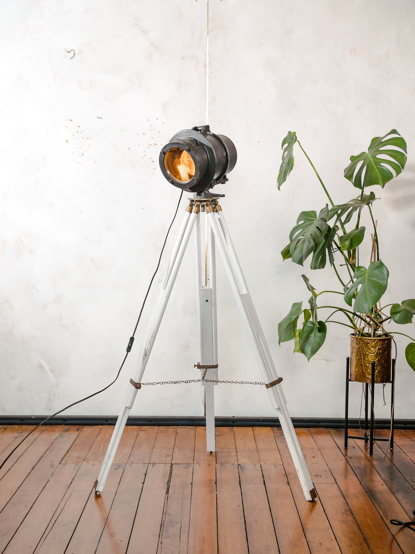 Vintage DDR spoorweg signaal lamp, gerestaureerde industriële staande lamp op wit houten statief, Telesig Berlin oranje lenslamp