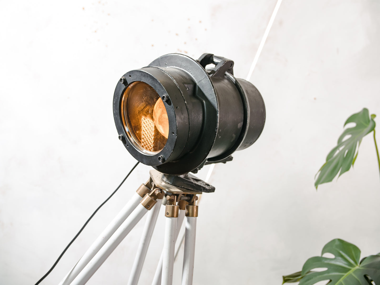 Vintage DDR spoorweg signaal lamp, gerestaureerde industriële staande lamp op wit houten statief, Telesig Berlin oranje lenslamp