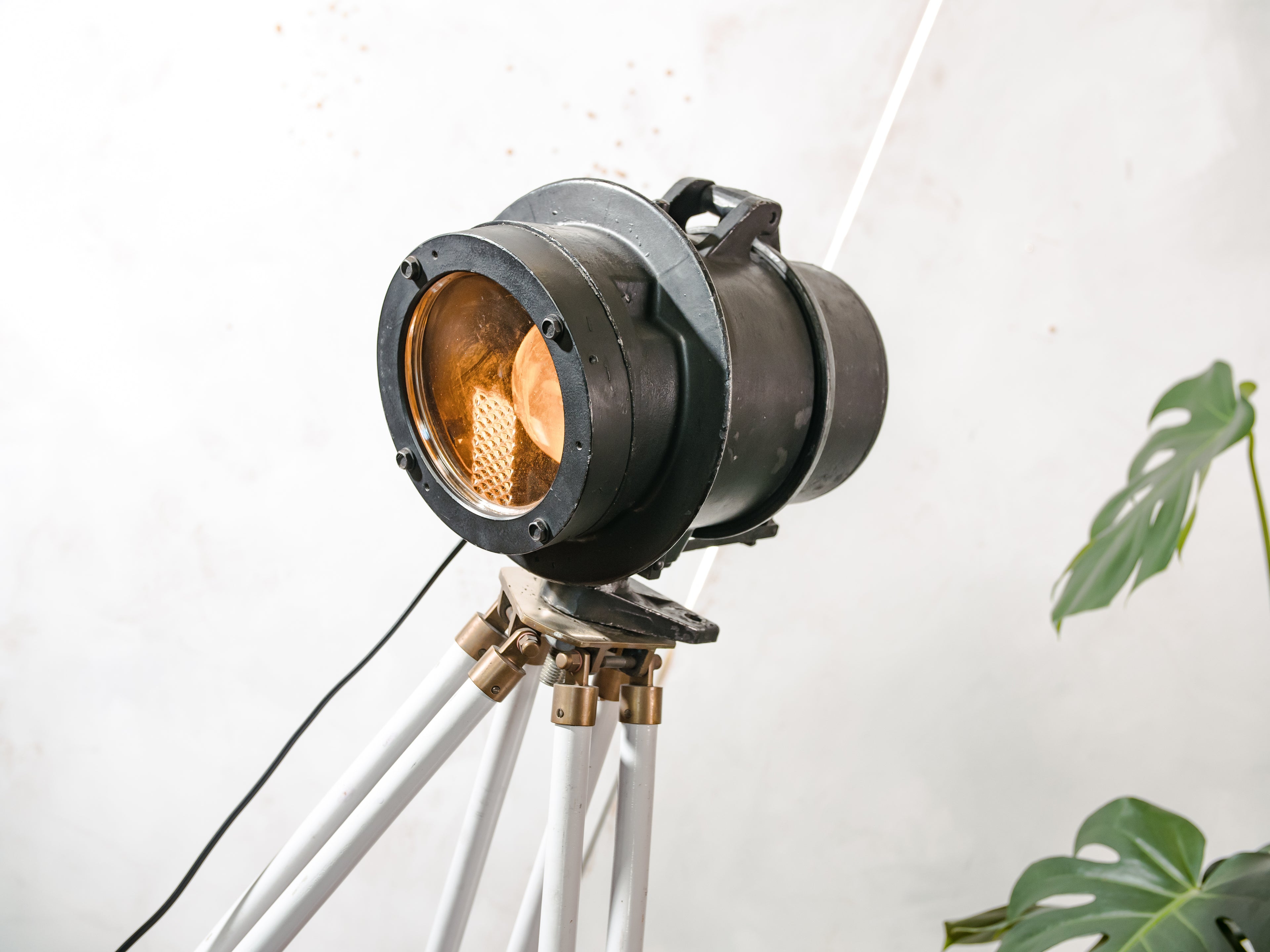 Vintage DDR spoorweg signaal lamp, gerestaureerde industriële staande lamp op wit houten statief, Telesig Berlin oranje lenslamp