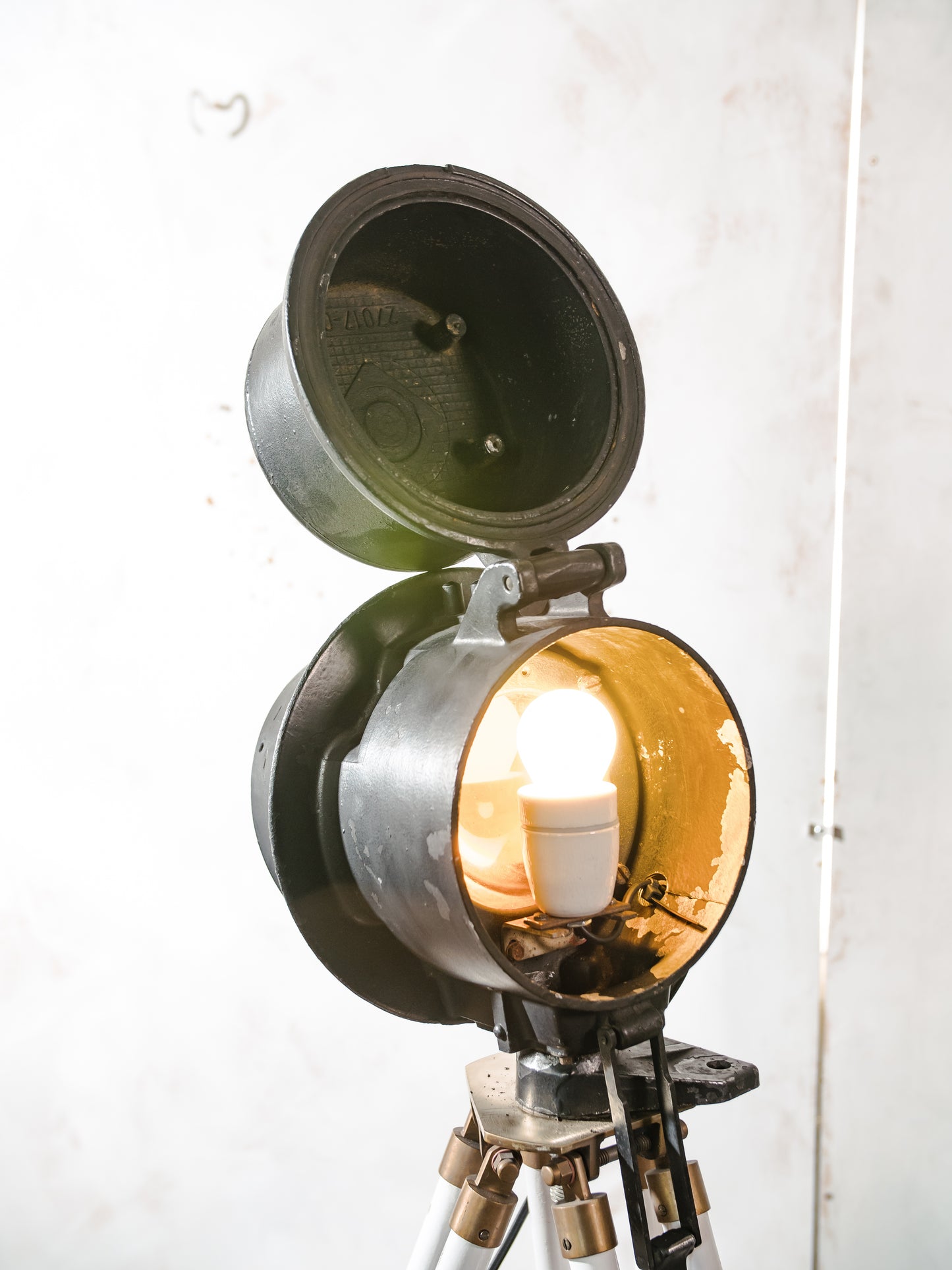 Vintage DDR spoorweg signaal lamp, gerestaureerde industriële staande lamp op wit houten statief, Telesig Berlin oranje lenslamp