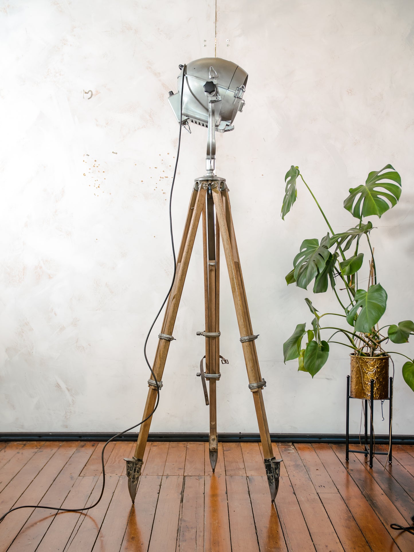 Mole Richardson Super Pup jaren 40, grijze Hollywood-filmspotlamp, zeldzame podiumlamp op vintage houten landmeterstatief