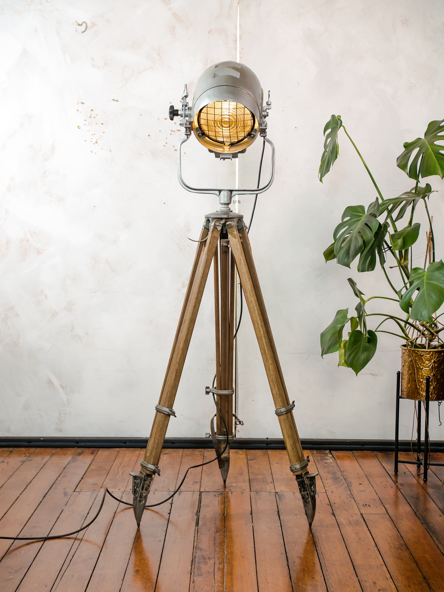 Mole Richardson Super Pup jaren 40, grijze Hollywood-filmspotlamp, zeldzame podiumlamp op vintage houten landmeterstatief