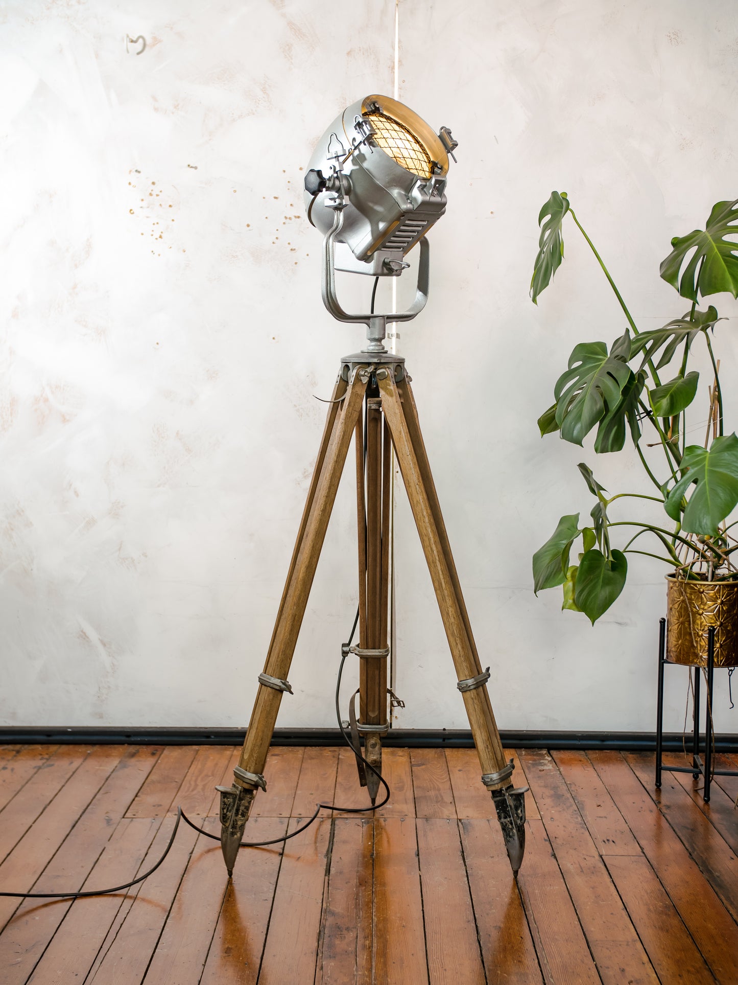 Mole Richardson Super Pup jaren 40, grijze Hollywood-filmspotlamp, zeldzame podiumlamp op vintage houten landmeterstatief