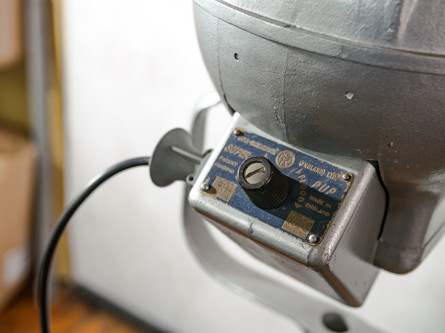 Mole Richardson Super Pup jaren 40, grijze Hollywood-filmspotlamp, zeldzame podiumlamp op vintage houten landmeterstatief