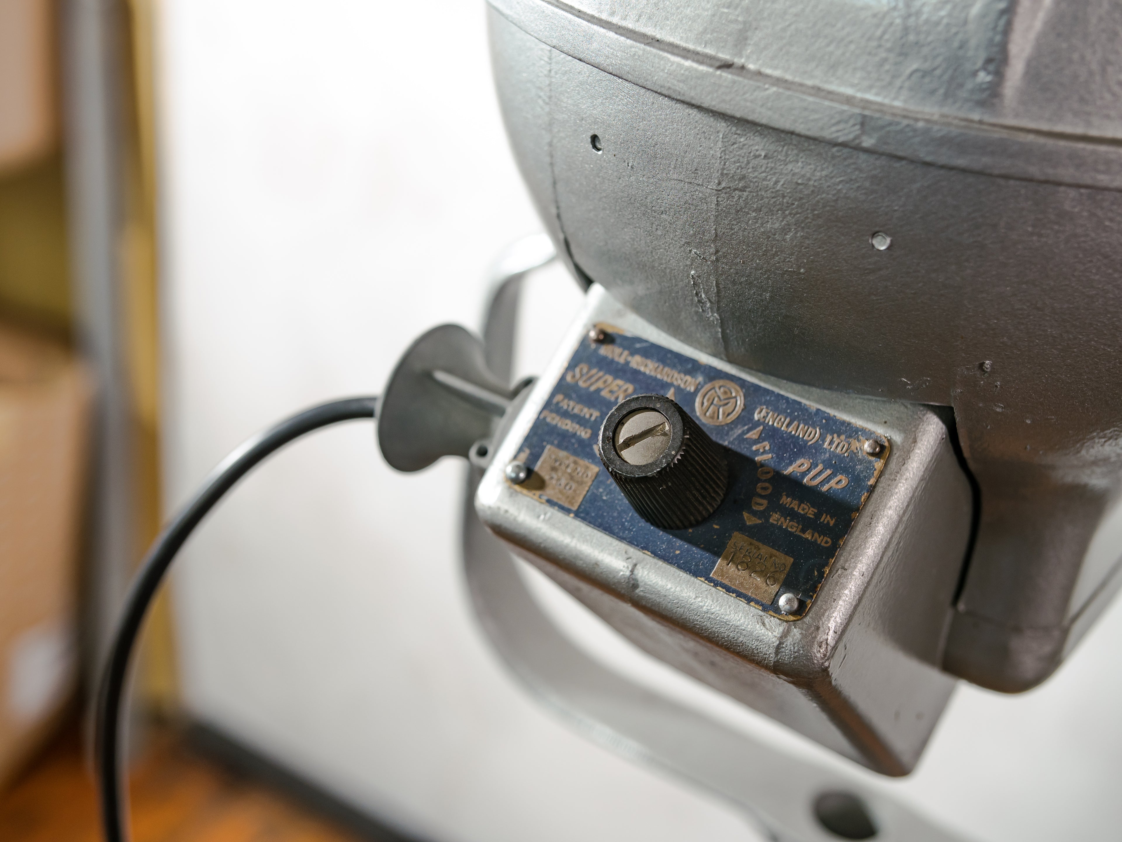 Mole Richardson Super Pup 1940s, Gray Hollywood Film Spotlight Floor lamp, Rare Stage light on Vintage Wooden Surveyor Tripod