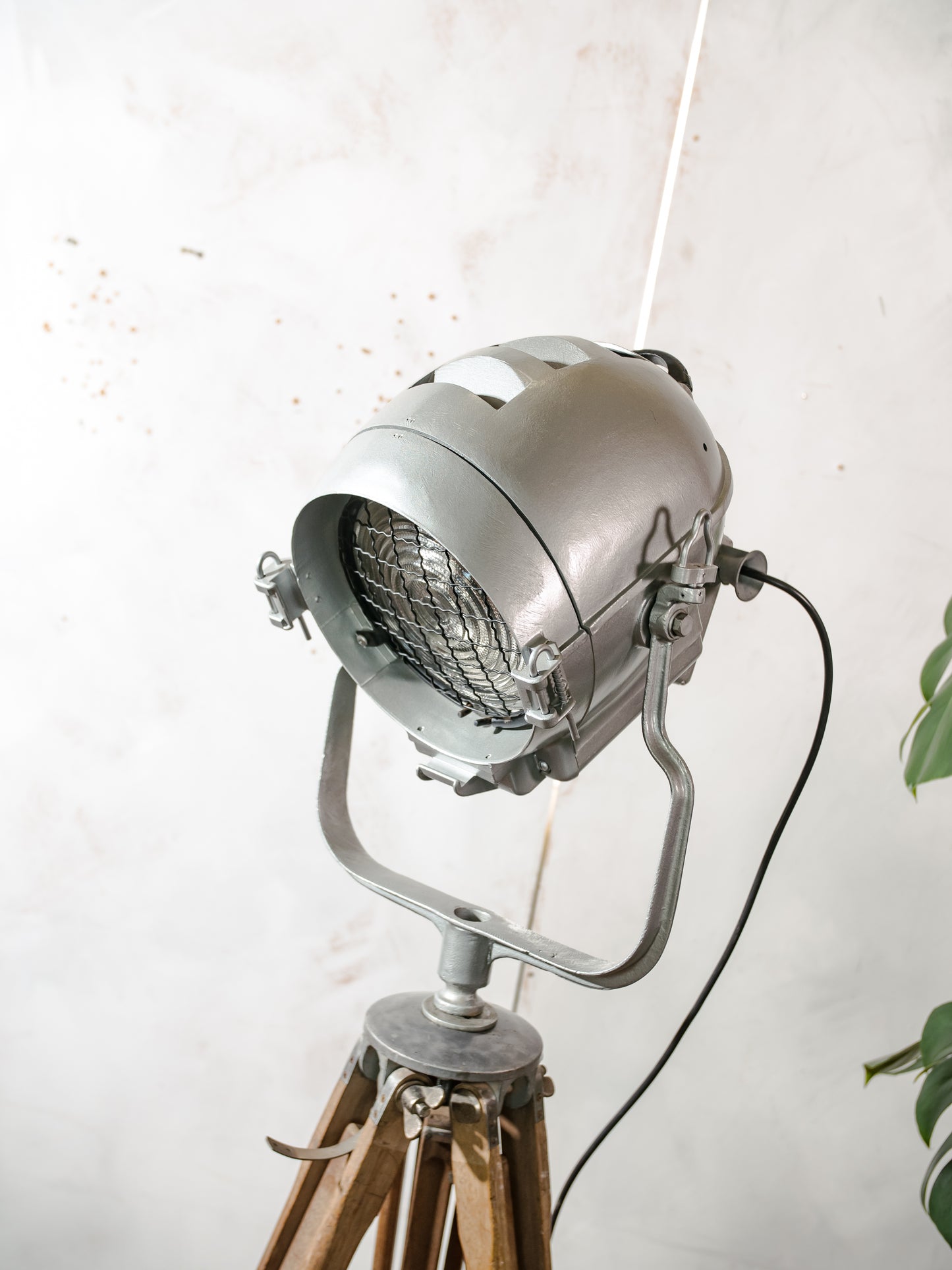 Mole Richardson Super Pup jaren 40, grijze Hollywood-filmspotlamp, zeldzame podiumlamp op vintage houten landmeterstatief