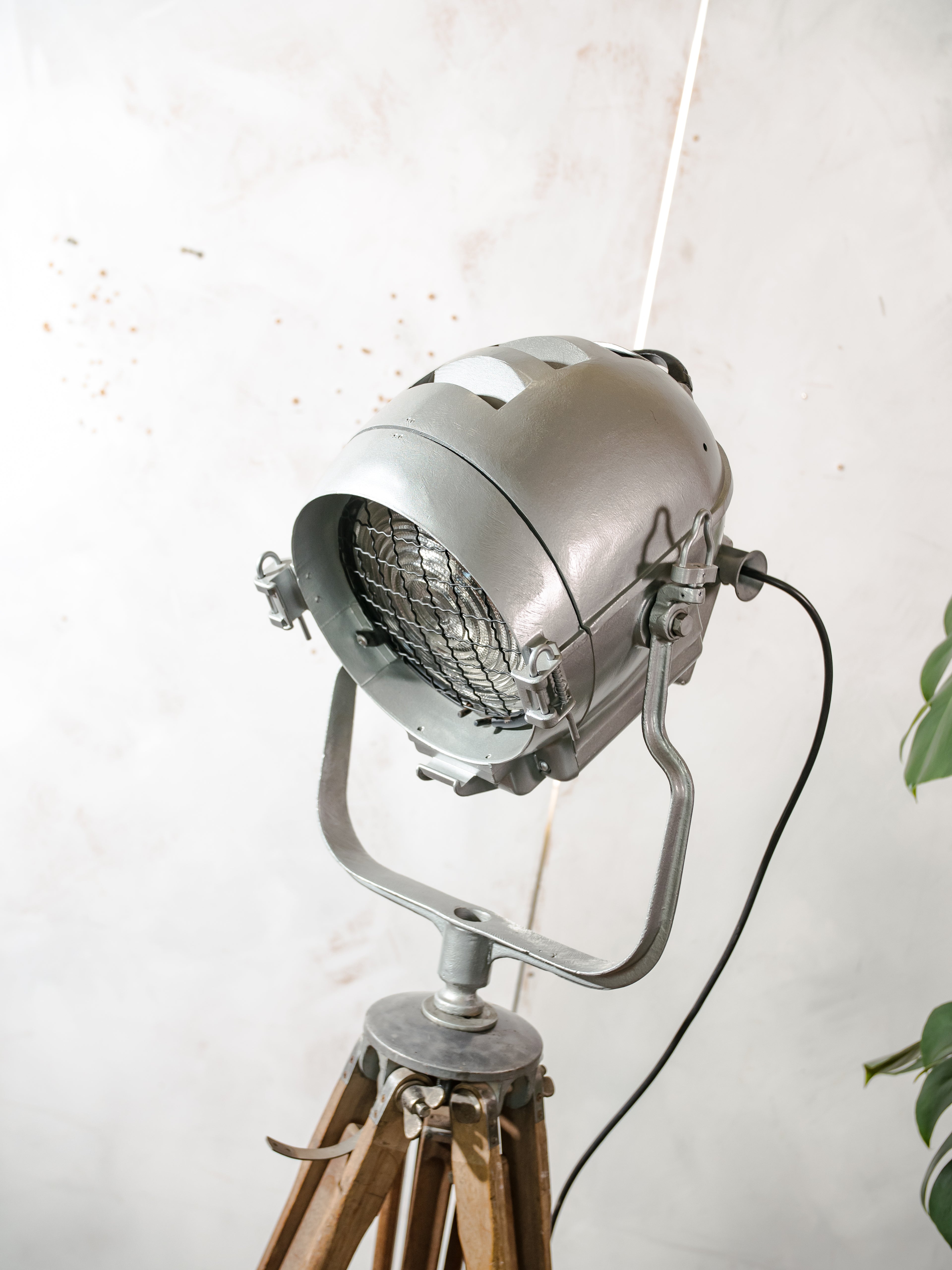 Mole Richardson Super Pup 1940s, Gray Hollywood Film Spotlight Floor lamp, Rare Stage light on Vintage Wooden Surveyor Tripod