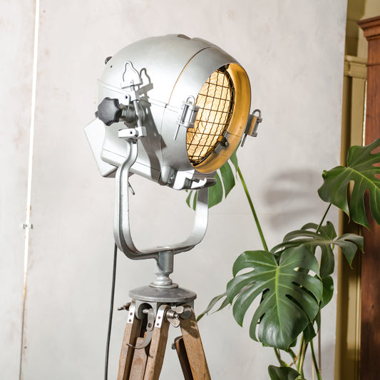 Mole Richardson Super Pup 1940s, Gray Hollywood Film Spotlight Floor lamp, Rare Stage light on Vintage Wooden Surveyor Tripod