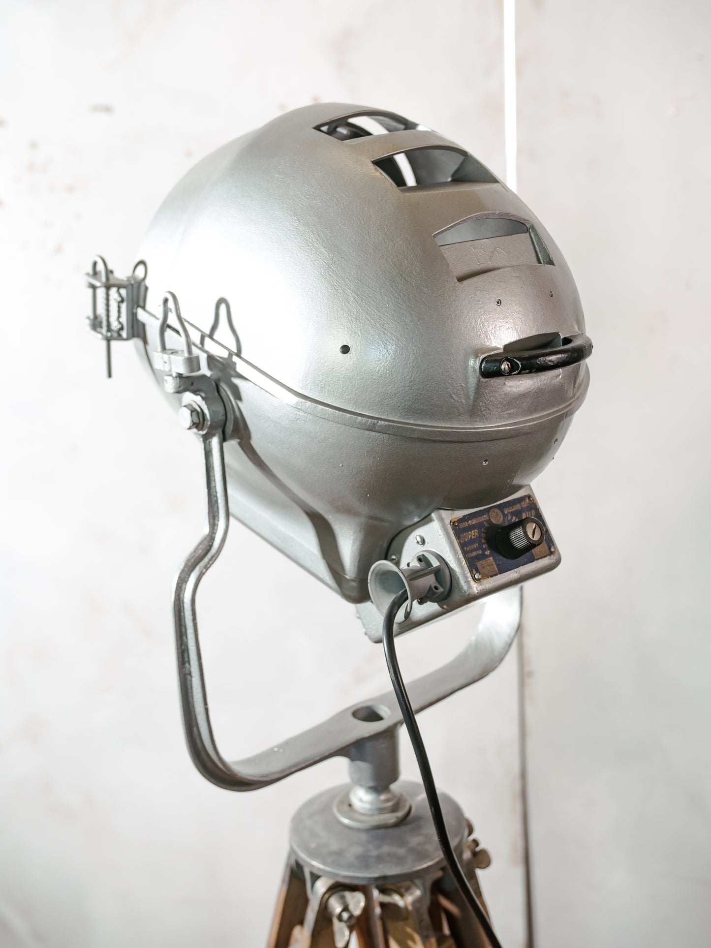 Mole Richardson Super Pup jaren 40, grijze Hollywood-filmspotlamp, zeldzame podiumlamp op vintage houten landmeterstatief