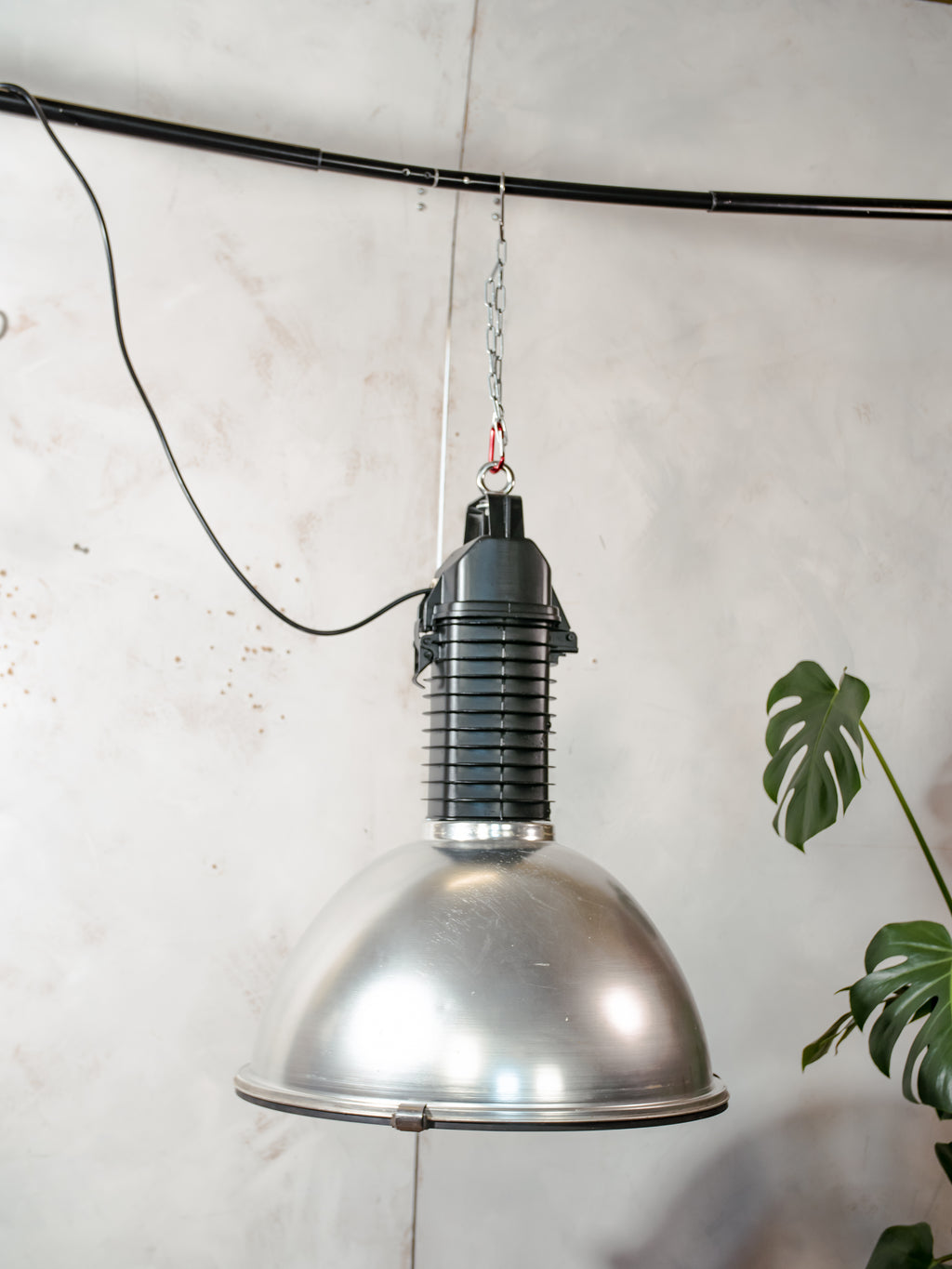 Vintage fabriekshanglamp uit de jaren 50 van Philips, industriële hanglamp gemaakt in Nederland, zwarte bovenkant met aluminium kap en plexiglas deksel