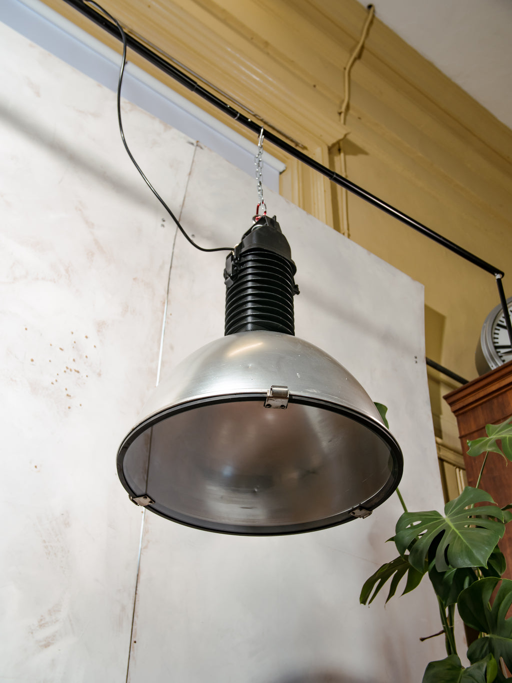 Vintage fabriekshanglamp uit de jaren 50 van Philips, industriële hanglamp gemaakt in Nederland, zwarte bovenkant met aluminium kap en plexiglas deksel