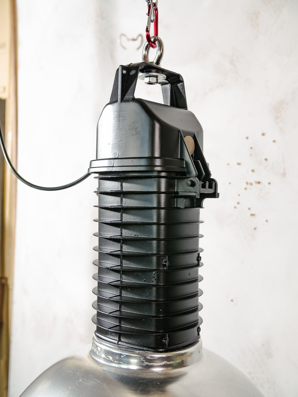 Vintage fabriekshanglamp uit de jaren 50 van Philips, industriële hanglamp gemaakt in Nederland, zwarte bovenkant met aluminium kap en plexiglas deksel