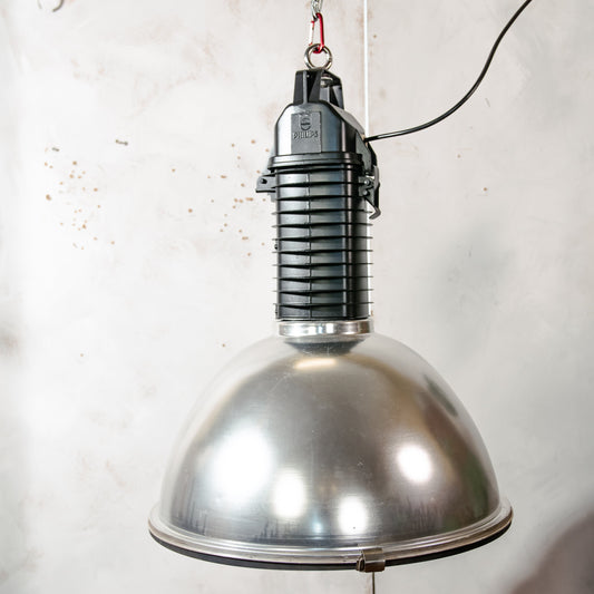 Vintage fabriekshanglamp uit de jaren 50 van Philips, industriële hanglamp gemaakt in Nederland, zwarte bovenkant met aluminium kap en plexiglas deksel
