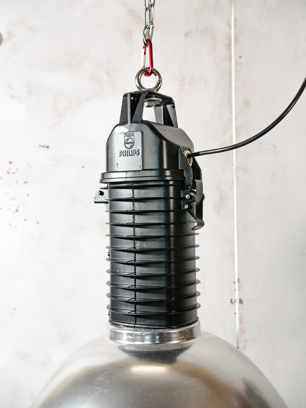 Vintage fabriekshanglamp uit de jaren 50 van Philips, industriële hanglamp gemaakt in Nederland, zwarte bovenkant met aluminium kap en plexiglas deksel