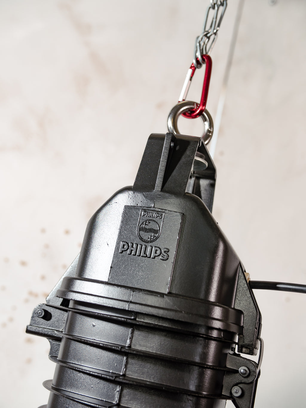Vintage fabriekshanglamp uit de jaren 50 van Philips, industriële hanglamp gemaakt in Nederland, zwarte bovenkant met aluminium kap en plexiglas deksel