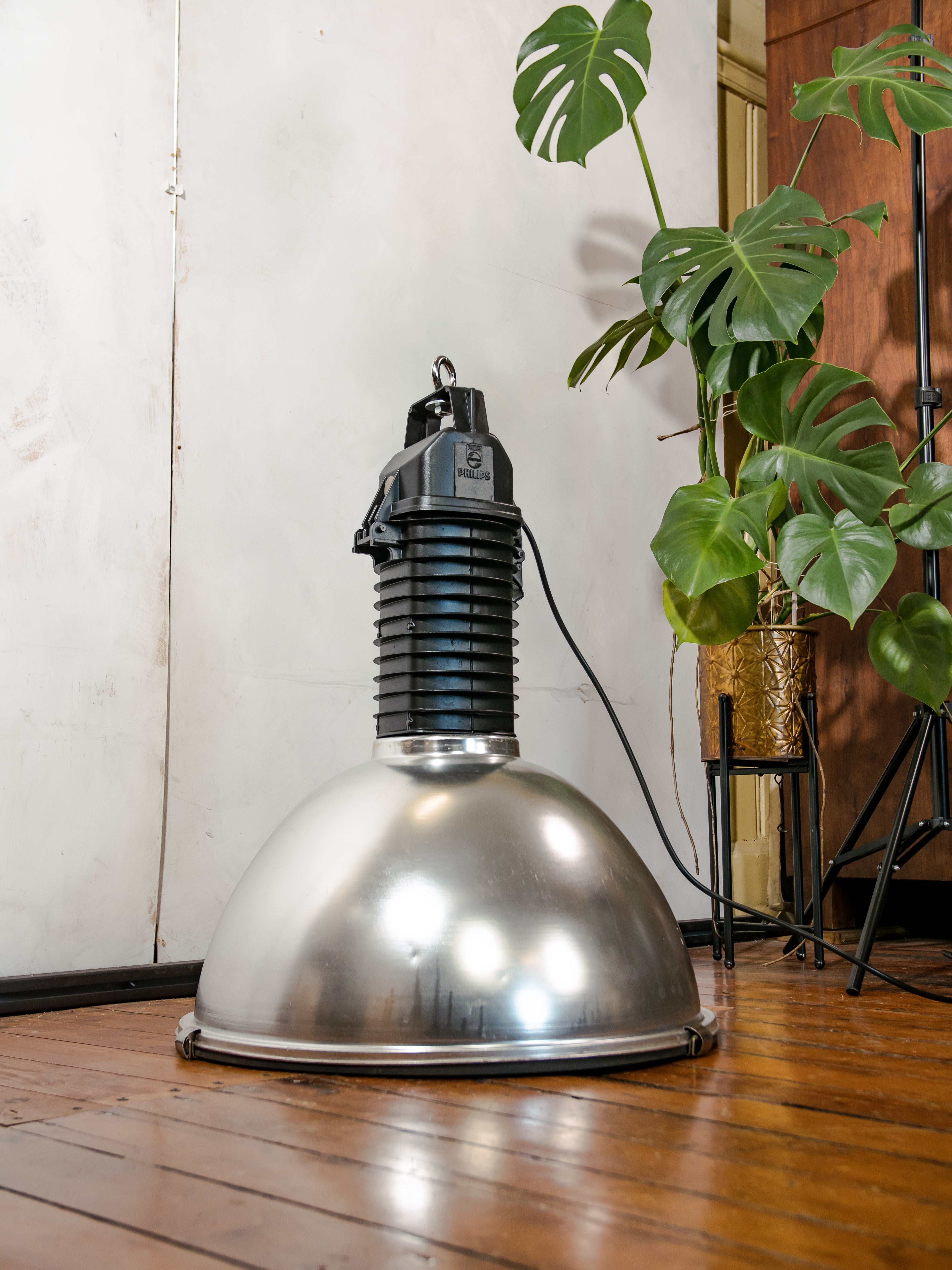 Vintage fabriekshanglamp uit de jaren 50 van Philips, industriële hanglamp gemaakt in Nederland, zwarte bovenkant met aluminium kap en plexiglas deksel