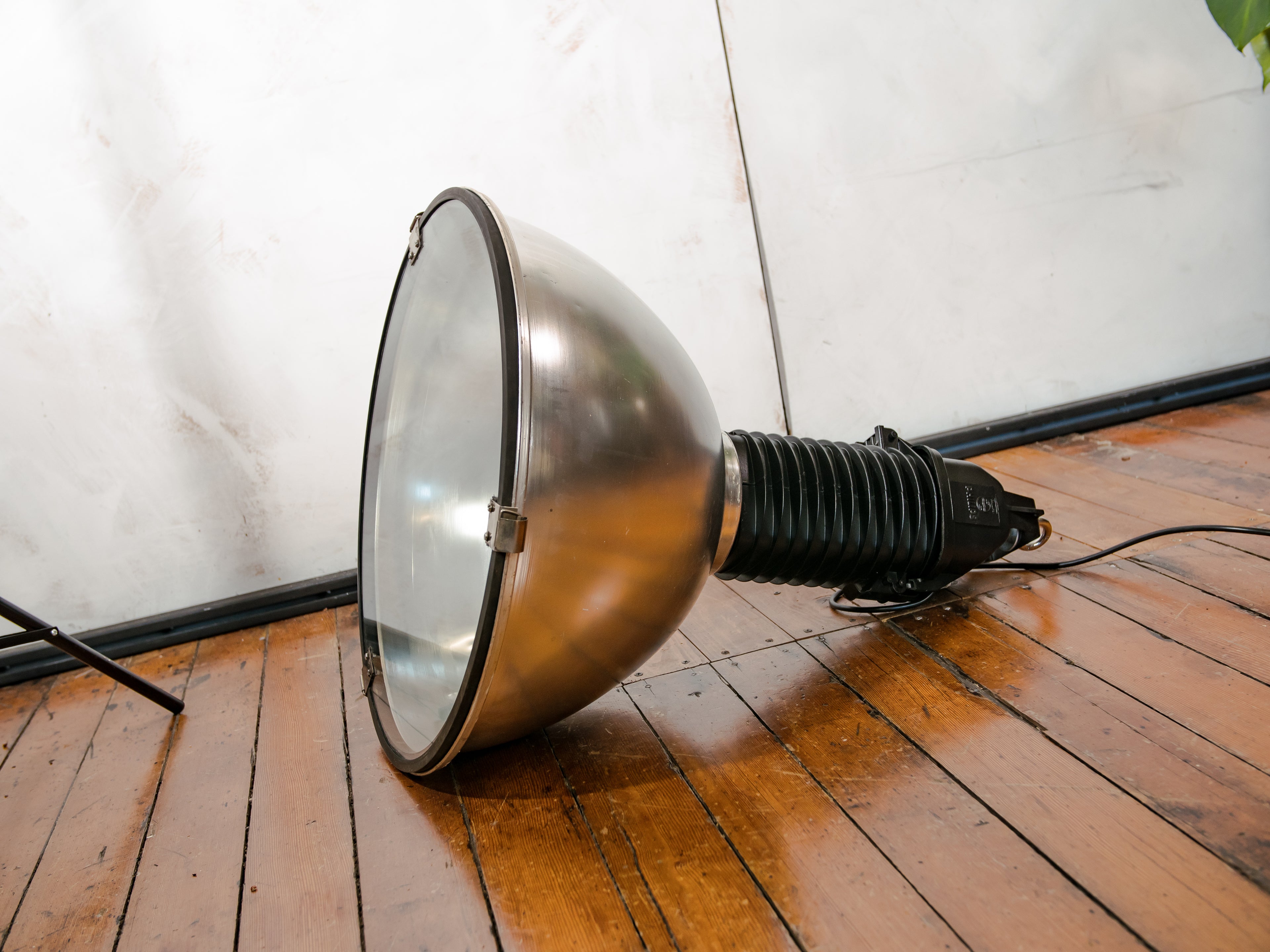 Vintage fabriekshanglamp uit de jaren 50 van Philips, industriële hanglamp gemaakt in Nederland, zwarte bovenkant met aluminium kap en plexiglas deksel