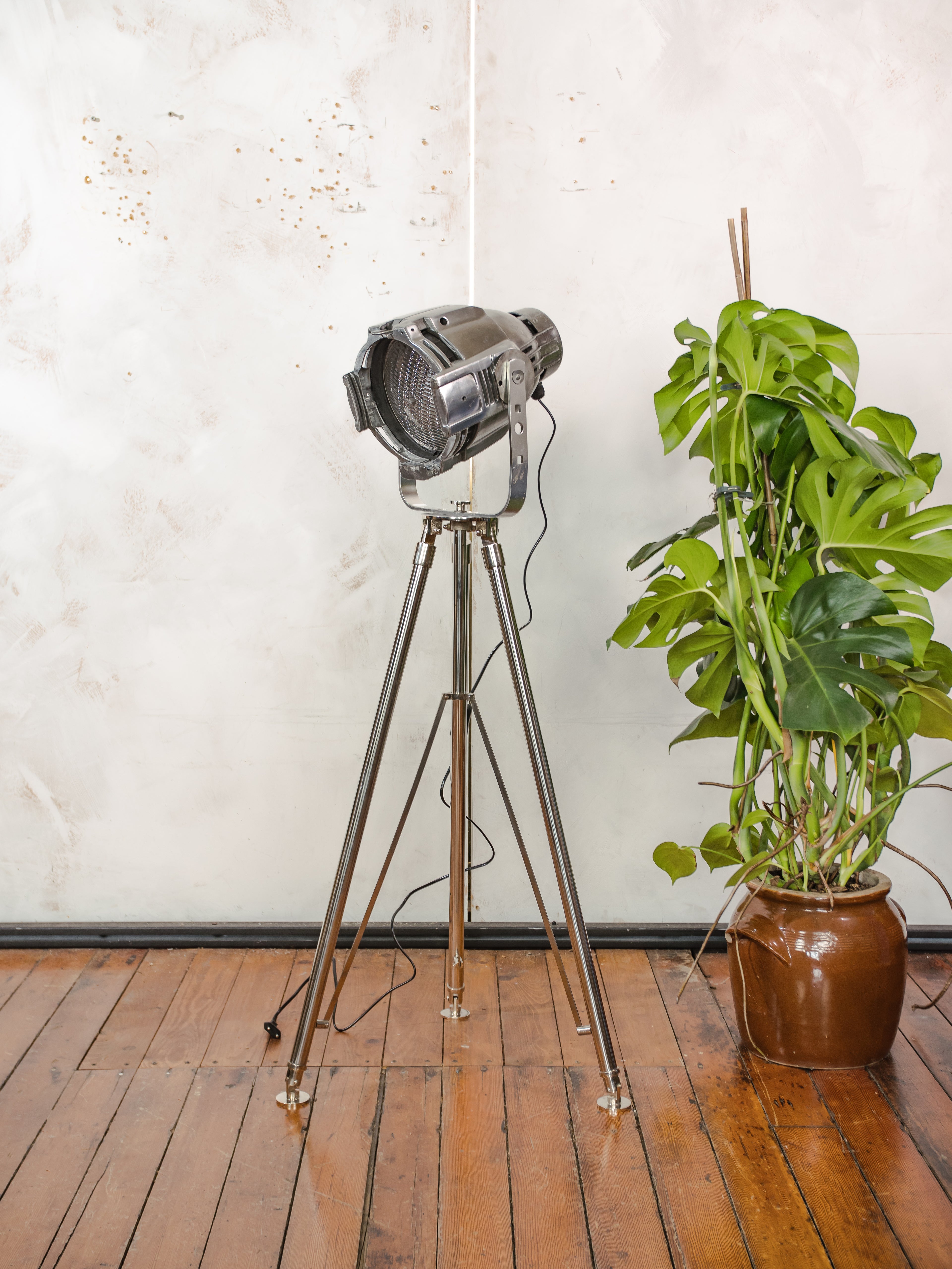 Chrome Stage light Floorlamp Vintage, The Aliën Studio Spot | Spotlight on polished Tripod, Modern industrial lighting