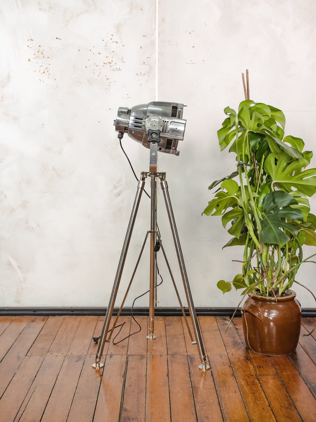 Chrome Stage light Floorlamp Vintage, The Aliën Studio Spot | Spotlight on polished Tripod, Modern industrial lighting