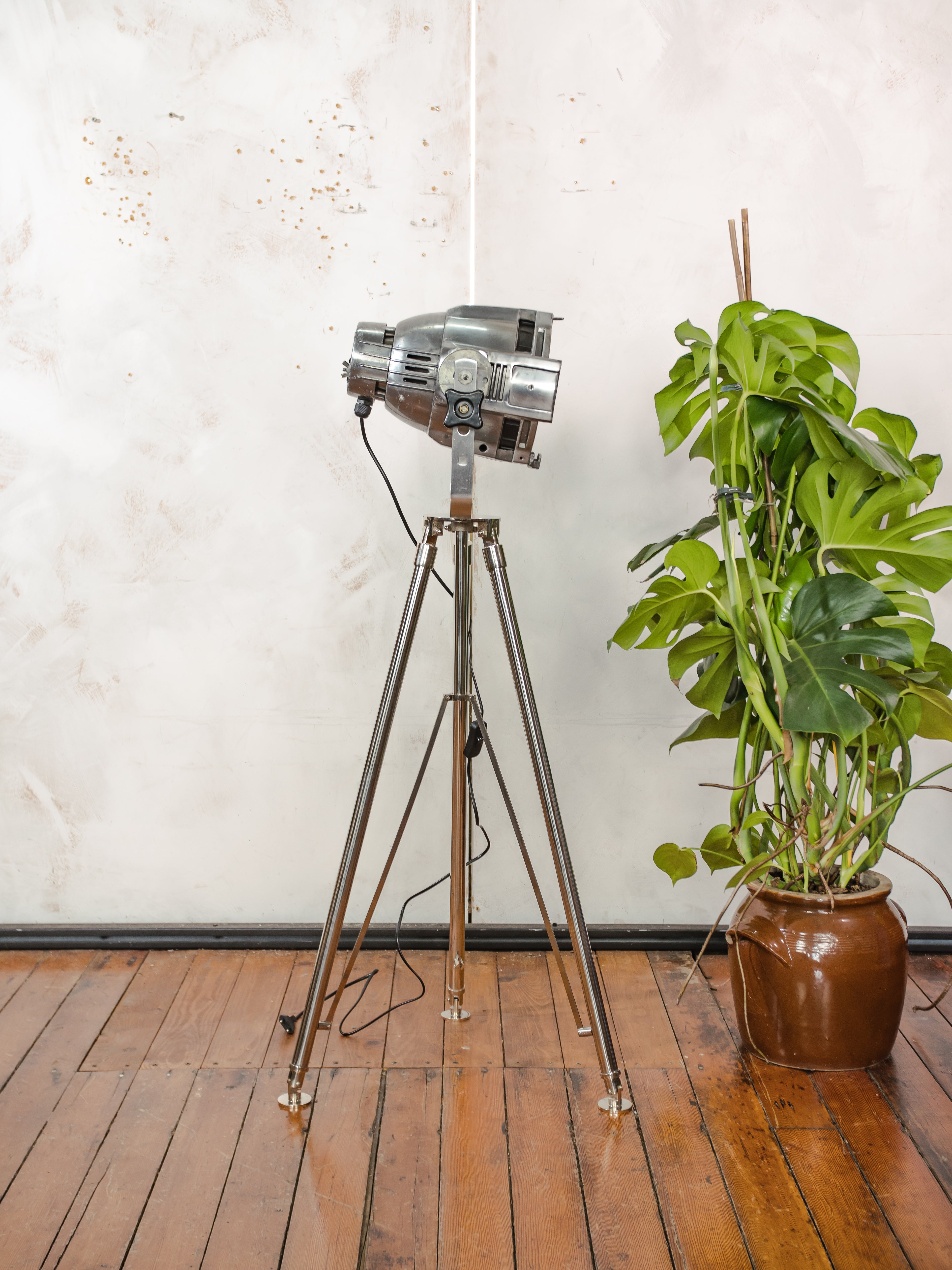 Chrome Stage light Floorlamp Vintage, The Aliën Studio Spot | Spotlight on polished Tripod, Modern industrial lighting