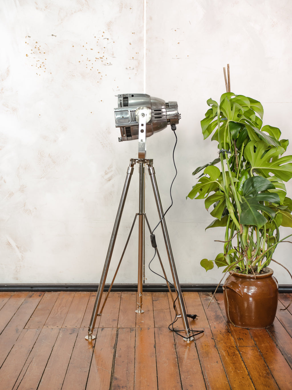 Chrome Stage light Floorlamp Vintage, The Aliën Studio Spot | Spotlight on polished Tripod, Modern industrial lighting
