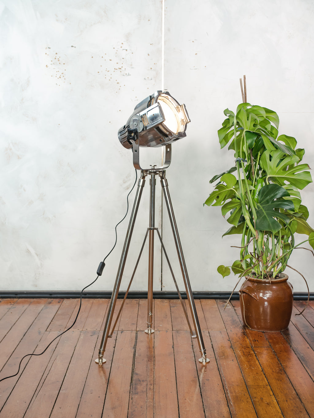 Chrome Stage light Floorlamp Vintage, The Aliën Studio Spot | Spotlight on polished Tripod, Modern industrial lighting