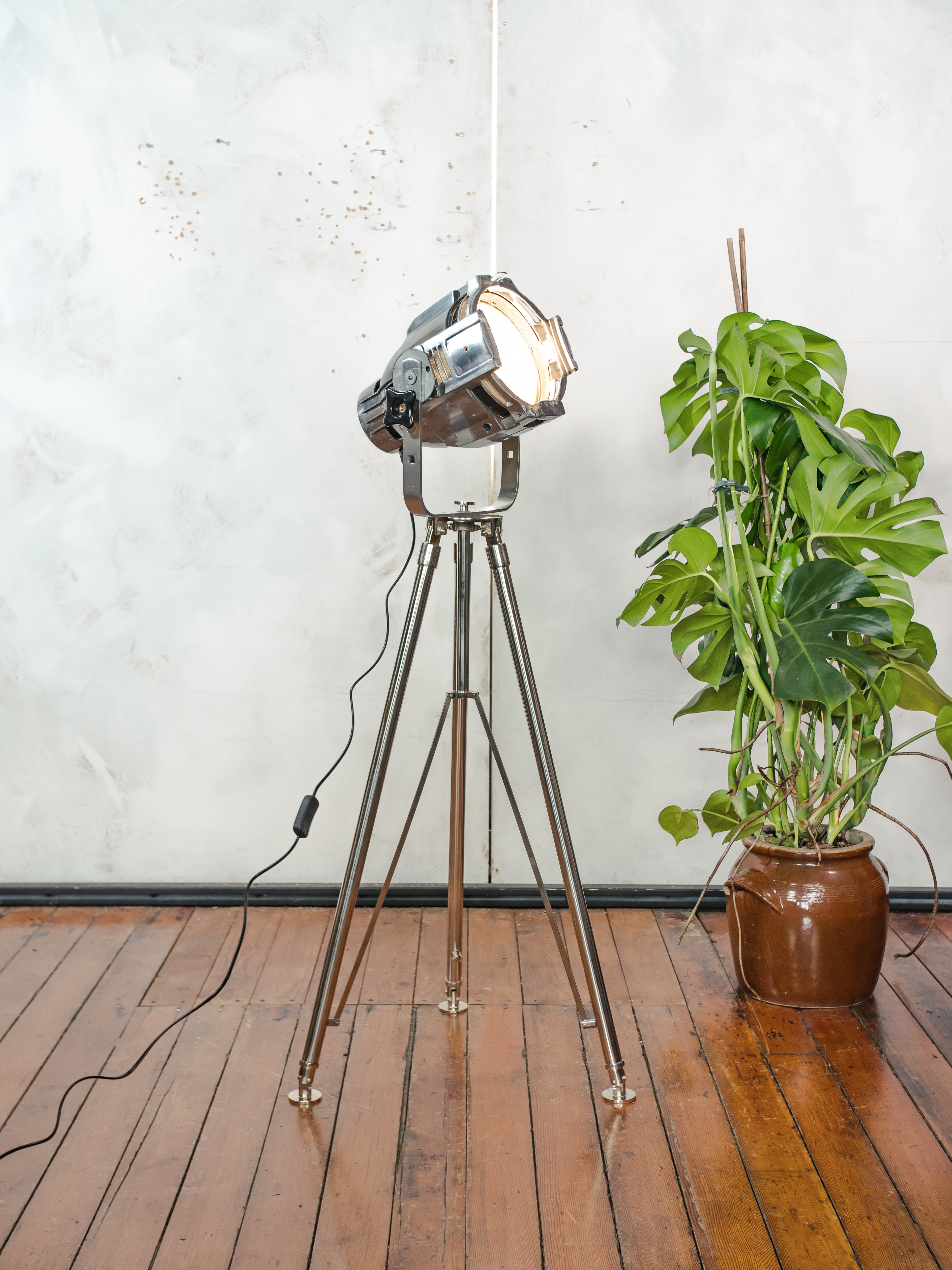Chrome Stage light Floorlamp Vintage, The Aliën Studio Spot | Spotlight on polished Tripod, Modern industrial lighting