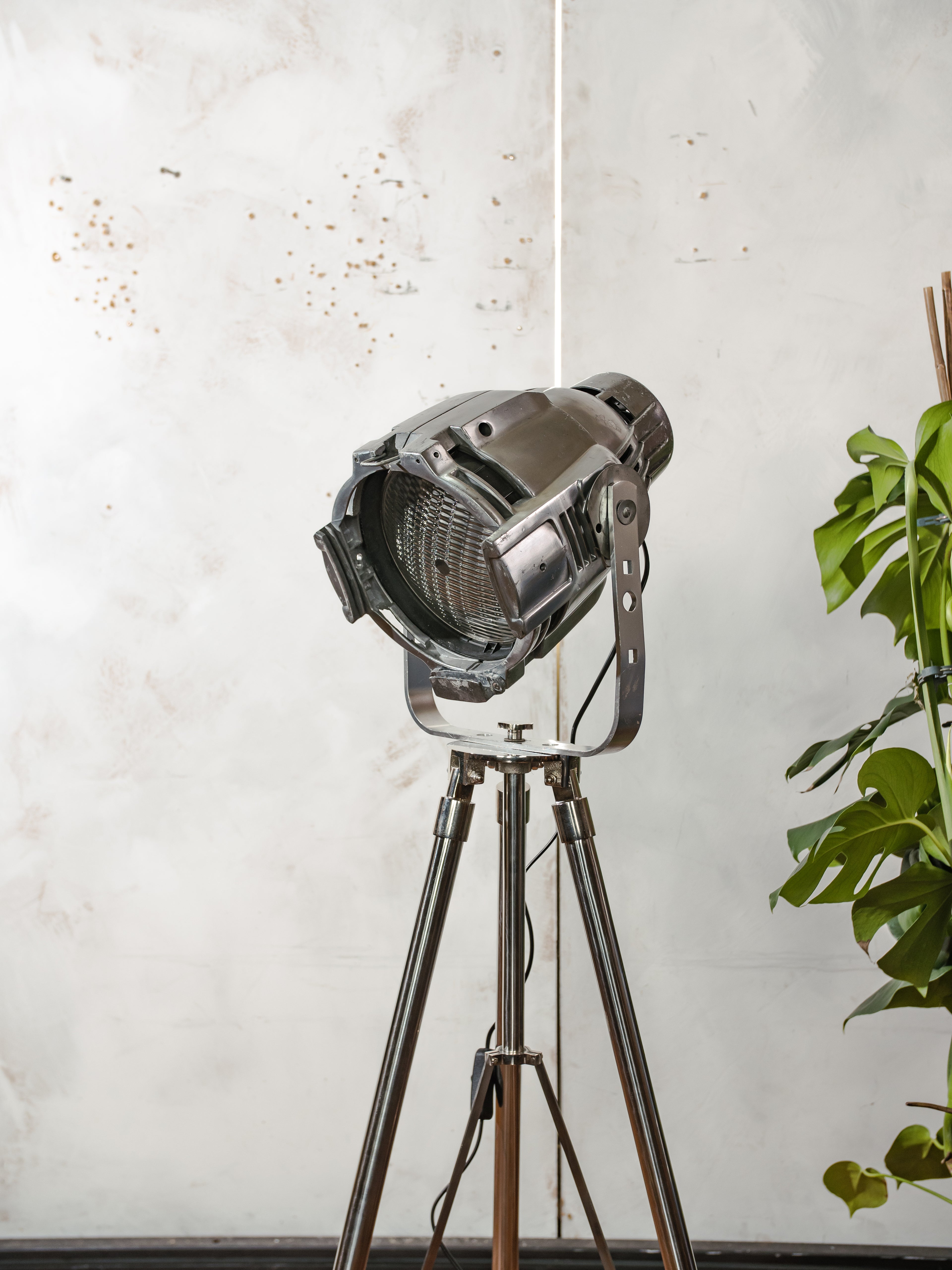 Chrome Stage light Floorlamp Vintage, The Aliën Studio Spot | Spotlight on polished Tripod, Modern industrial lighting