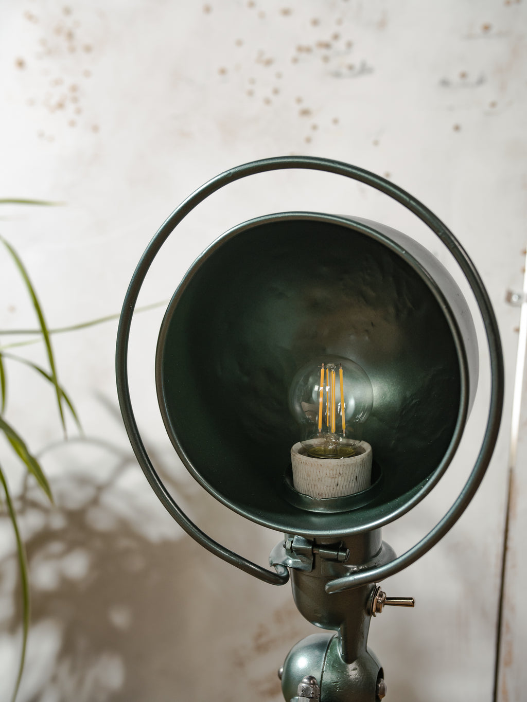 Jieldé wandlamp uit de jaren 50, metallic groene industriële wandlamp, Franse loft lamp van Jean Louis Domecq