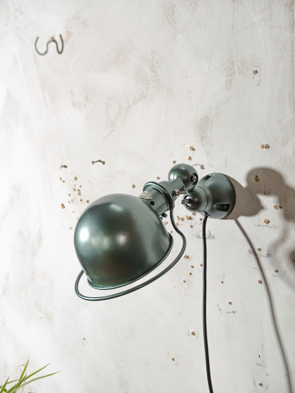 Jieldé wandlamp uit de jaren 50, metallic groene industriële wandlamp, Franse loft lamp van Jean Louis Domecq