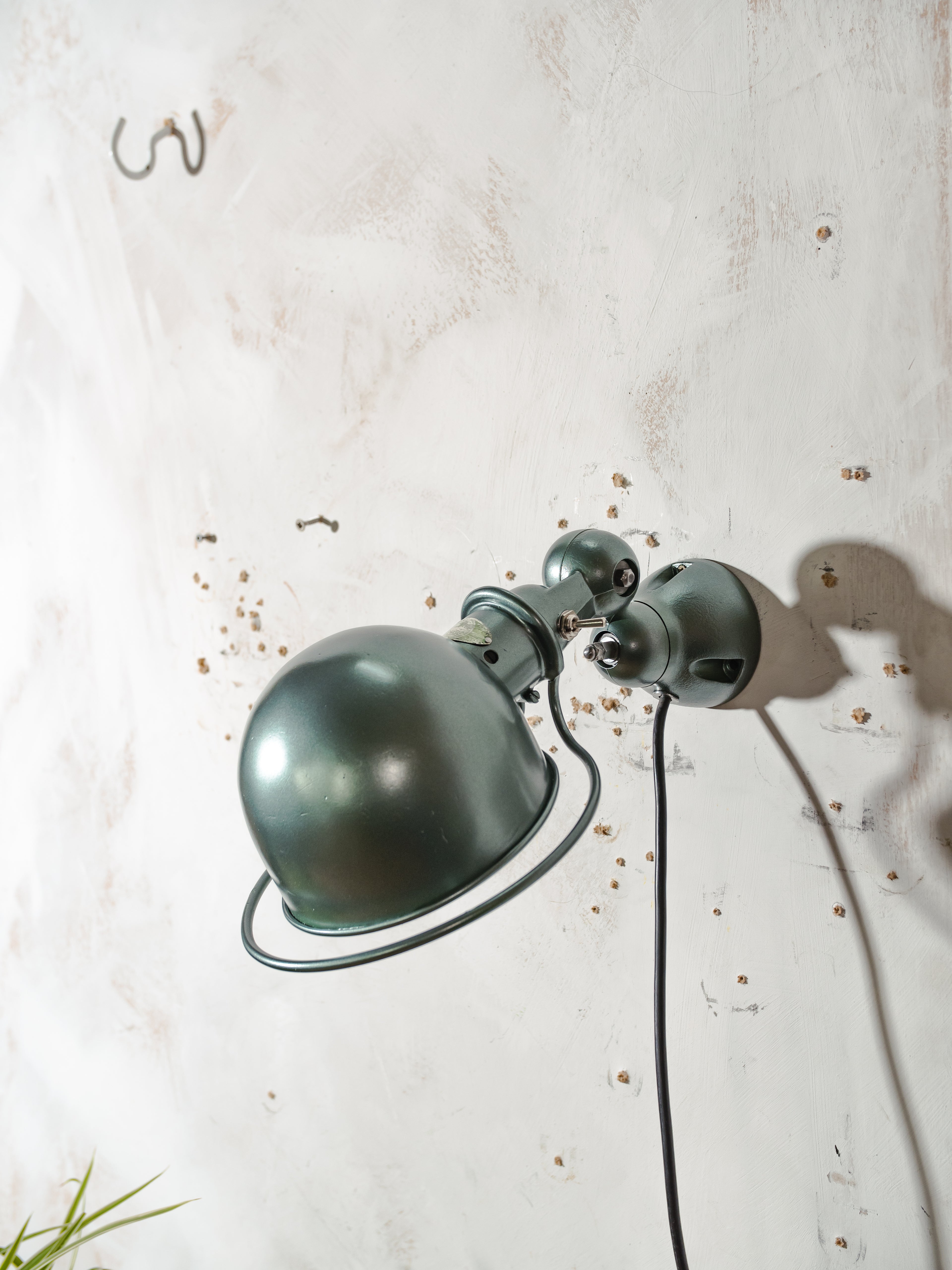 Jieldé wandlamp uit de jaren 50, metallic groene industriële wandlamp, Franse loft lamp van Jean Louis Domecq