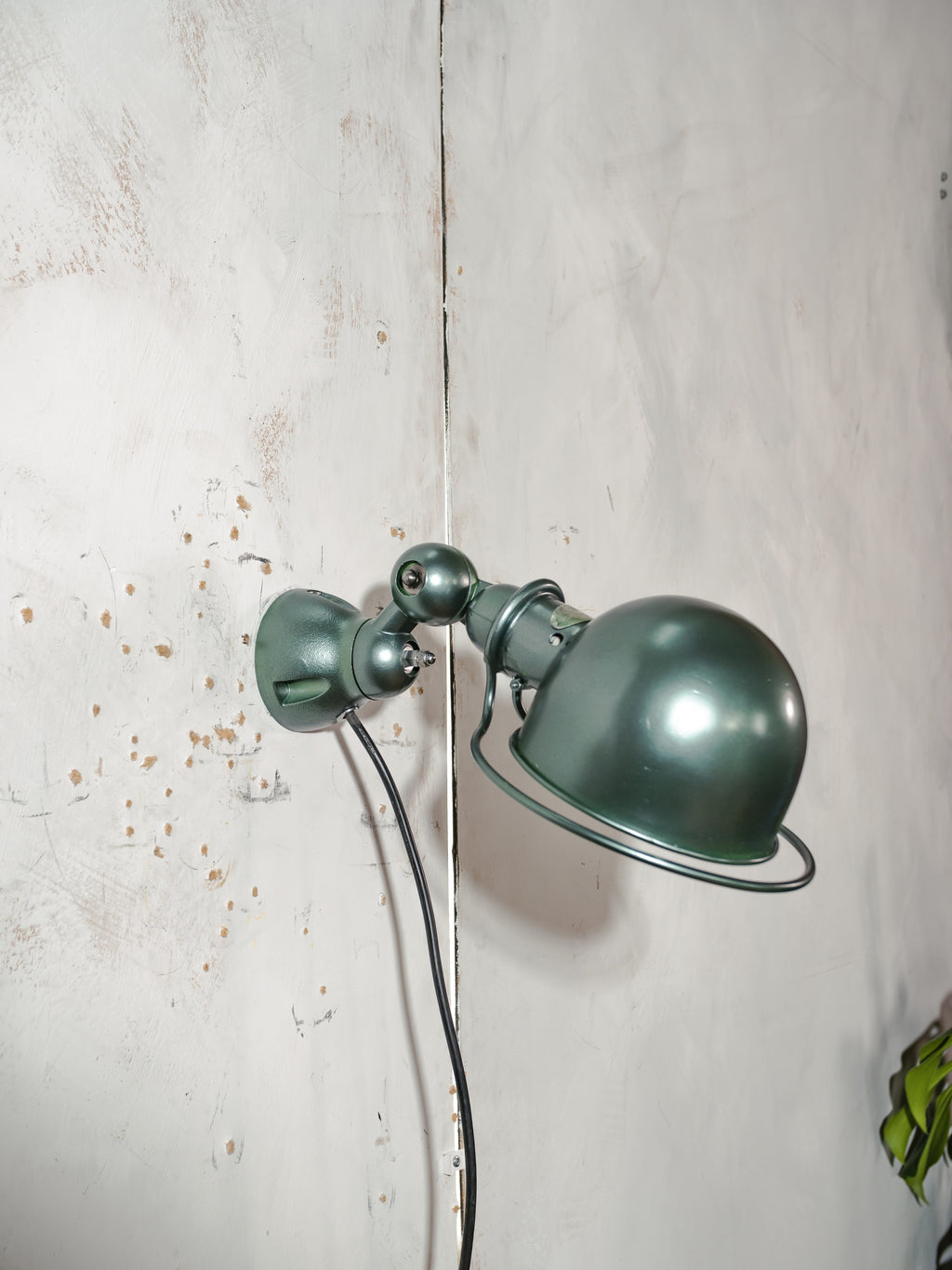 Jieldé wandlamp uit de jaren 50, metallic groene industriële wandlamp, Franse loft lamp van Jean Louis Domecq
