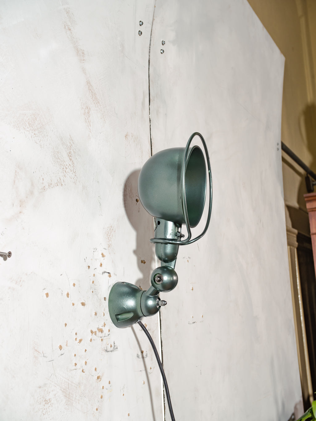 Jieldé wandlamp uit de jaren 50, metallic groene industriële wandlamp, Franse loft lamp van Jean Louis Domecq