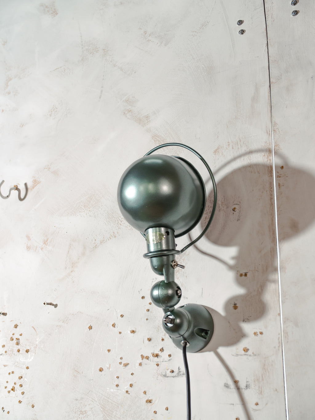 Jieldé wandlamp uit de jaren 50, metallic groene industriële wandlamp, Franse loft lamp van Jean Louis Domecq