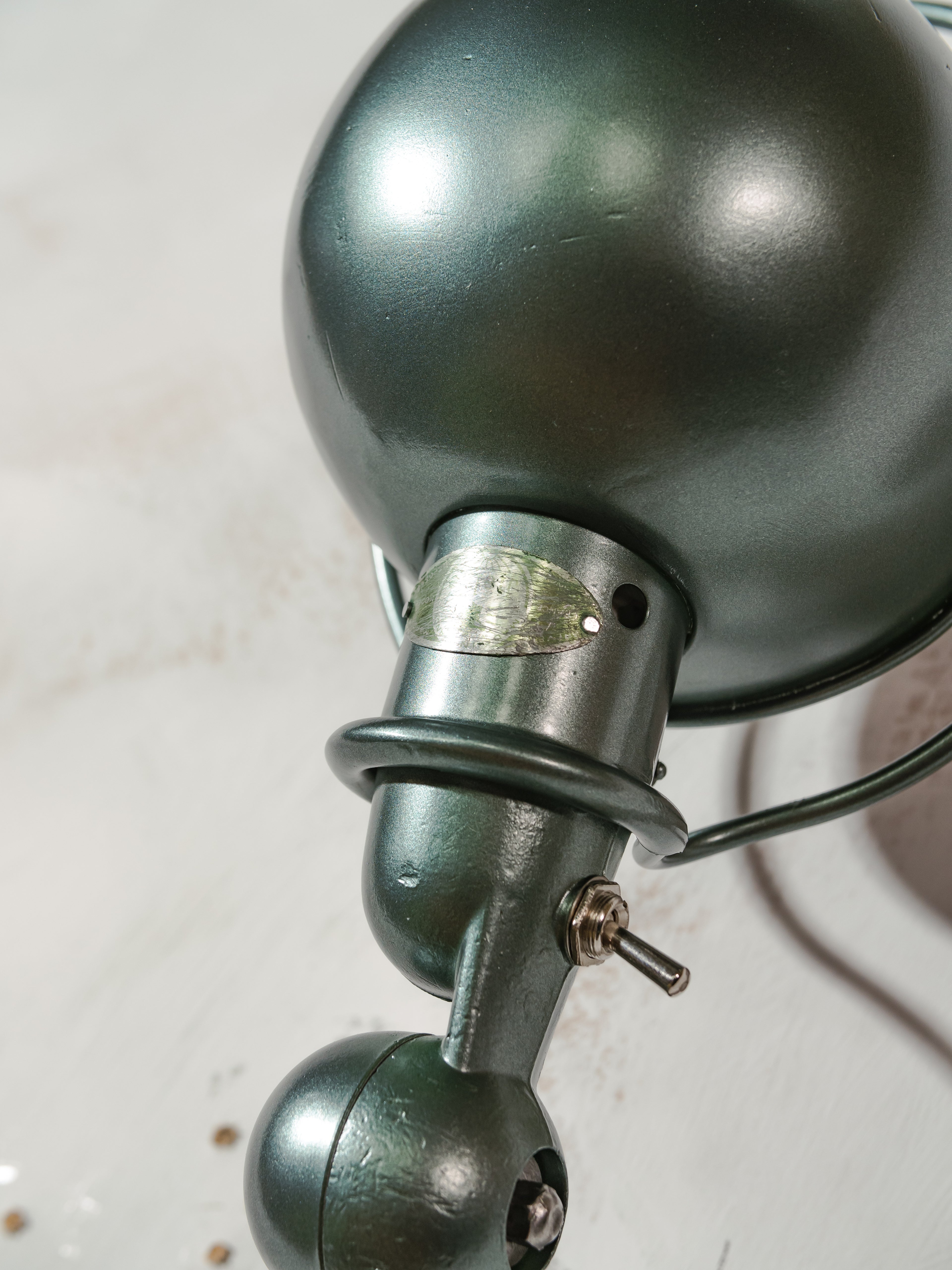 Jieldé wandlamp uit de jaren 50, metallic groene industriële wandlamp, Franse loft lamp van Jean Louis Domecq