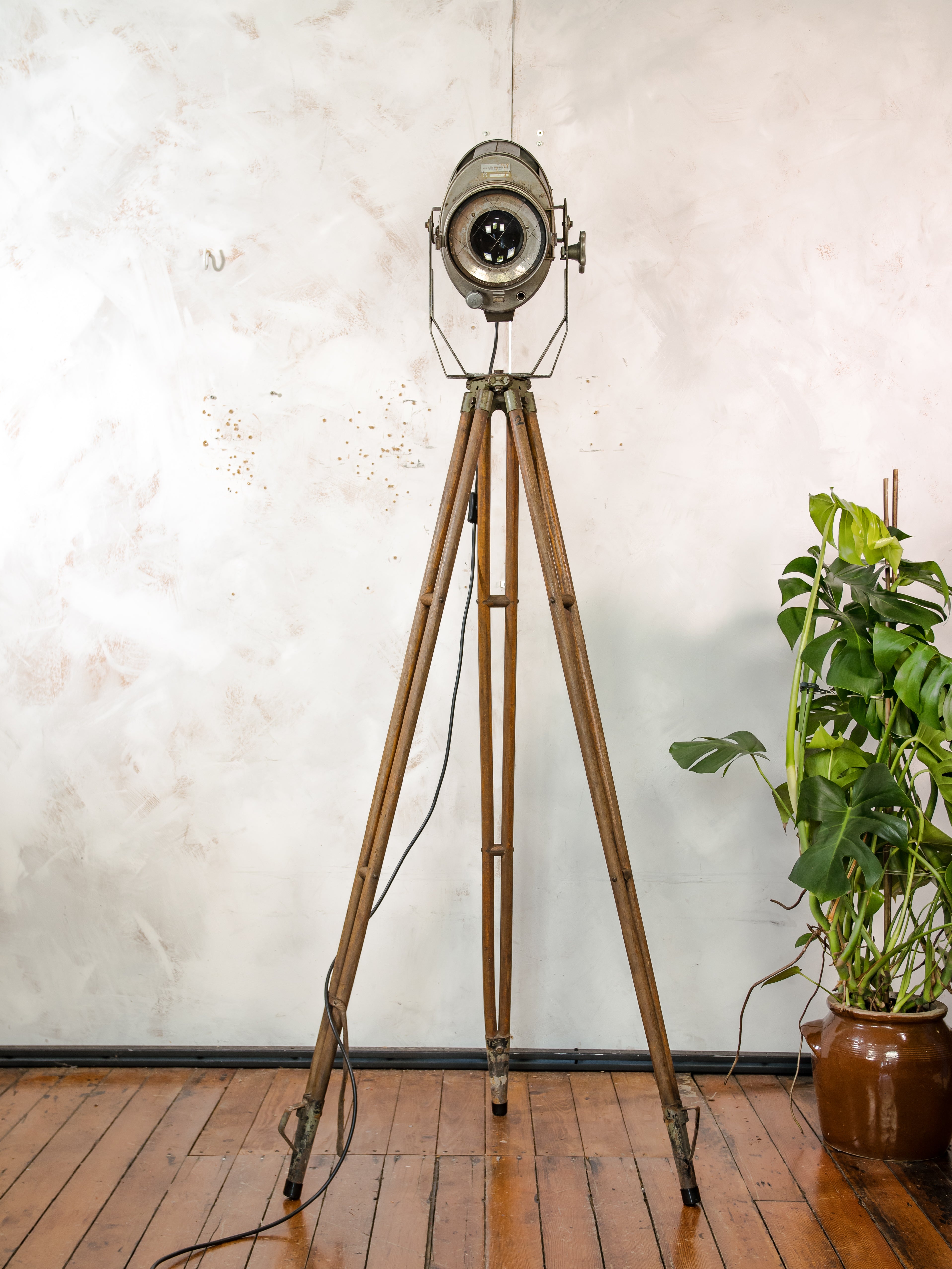 ADB SP.5 Belgische theater spotlight lamp, staande lamp uit de jaren 60, op een houten statief, originele toneelspot, E27 fitting.