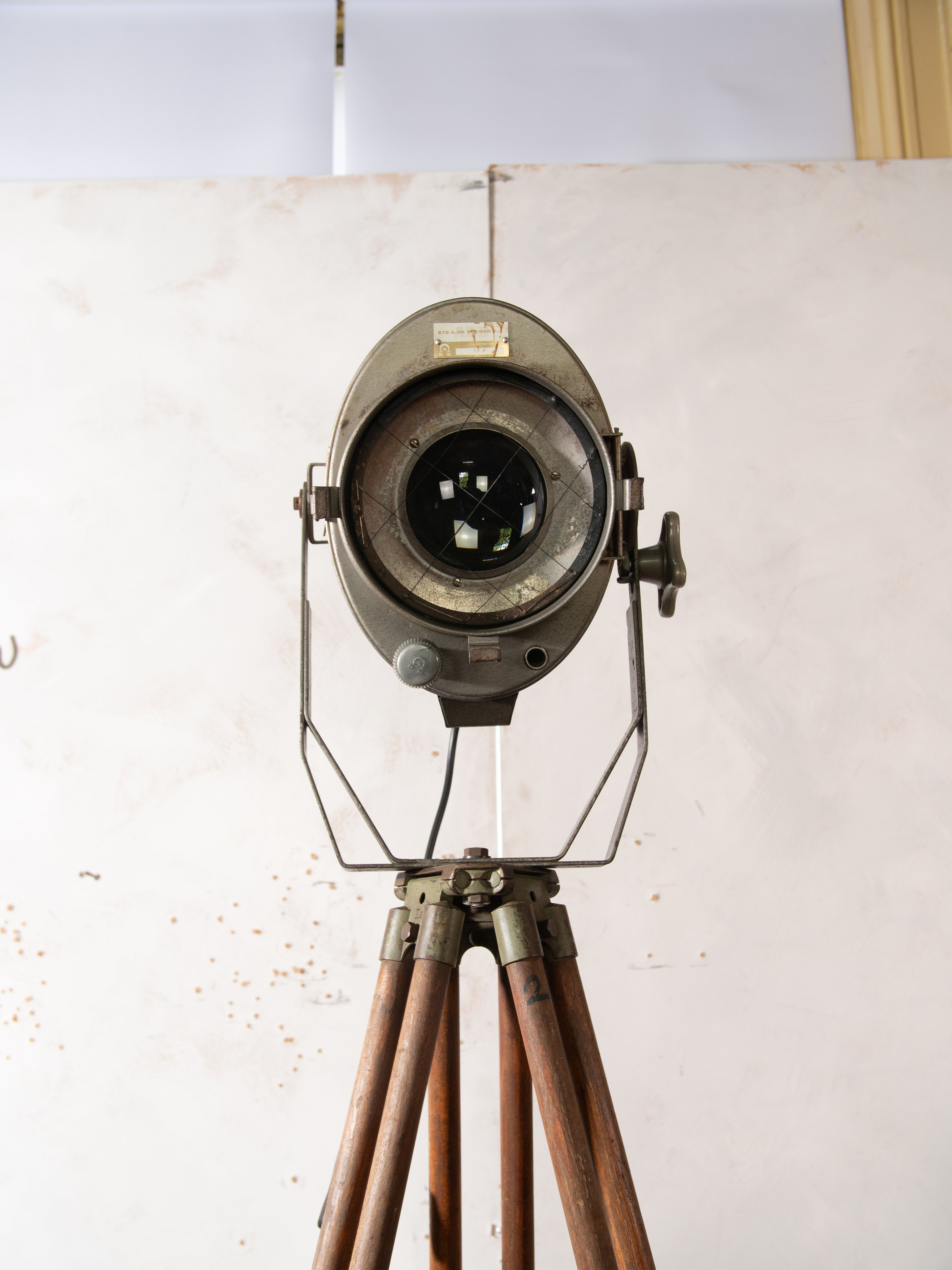 ADB SP.5 Belgische theater spotlight lamp, staande lamp uit de jaren 60, op een houten statief, originele toneelspot, E27 fitting.