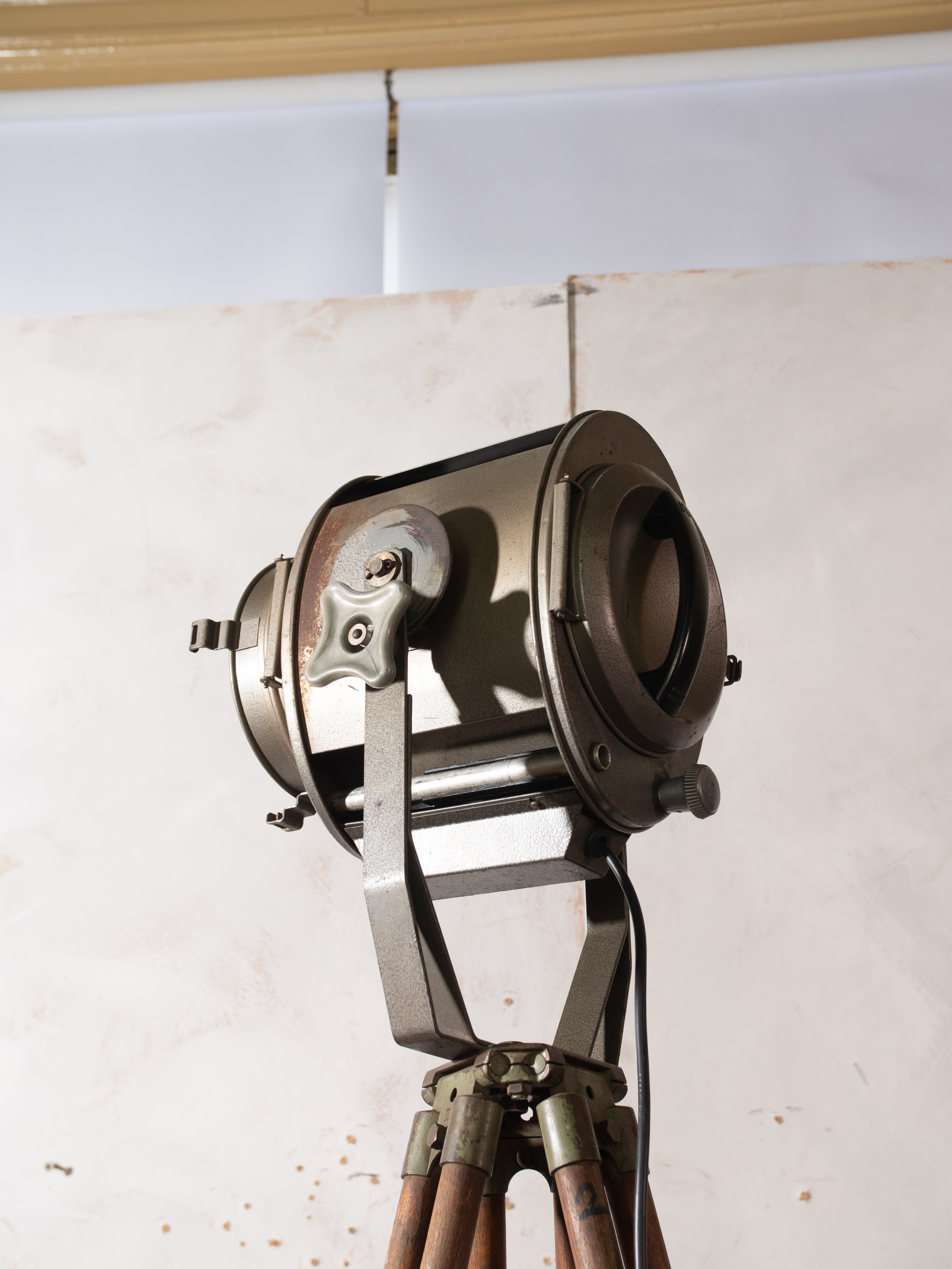 ADB SP.5 Belgische theater spotlight lamp, staande lamp uit de jaren 60, op een houten statief, originele toneelspot, E27 fitting.