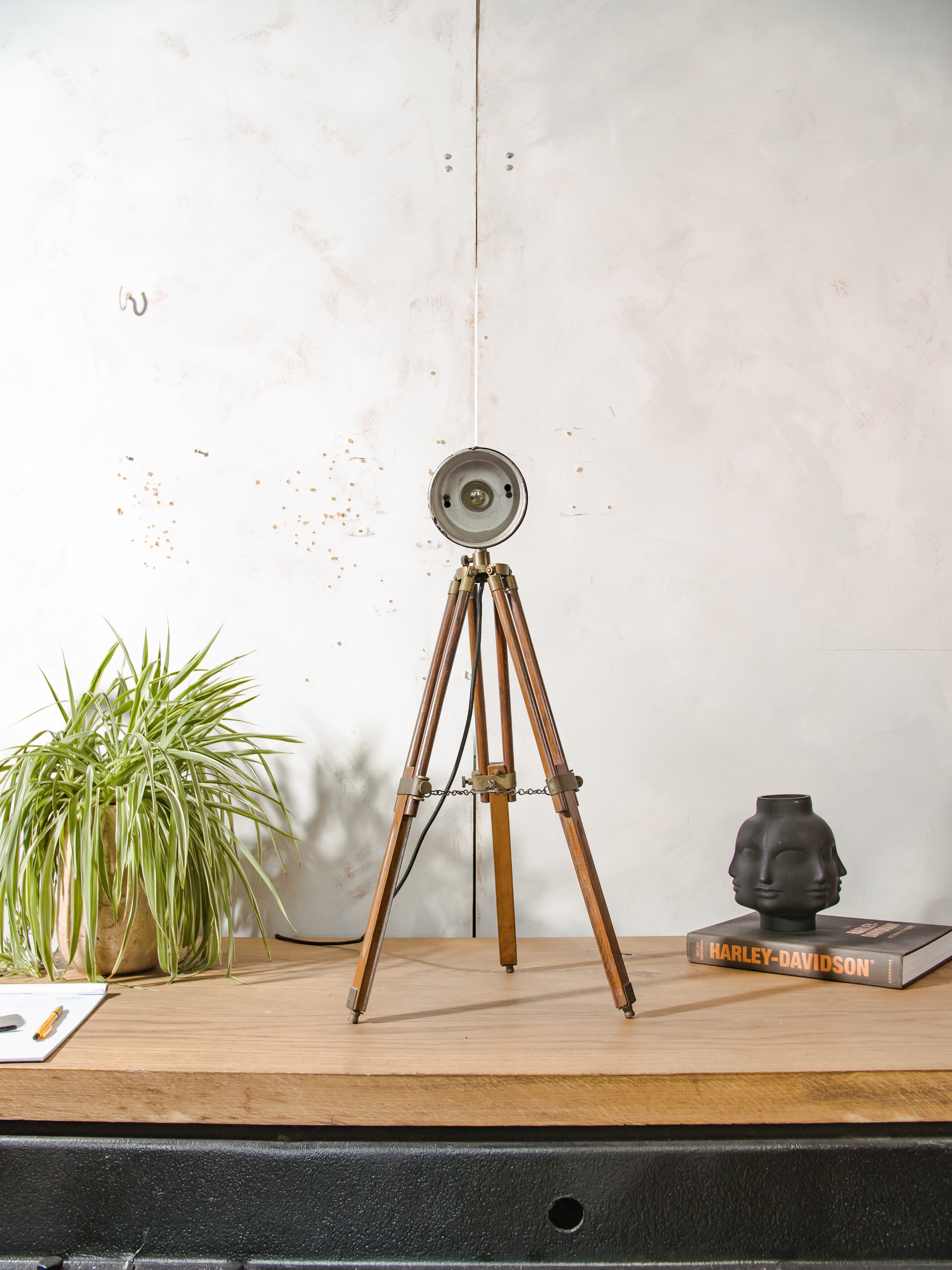 Sovjet fabrieks machinelamp gemonteerd op een vintage teakhouten statief - industriële lamp uit de jaren 70 van de USSR, E27