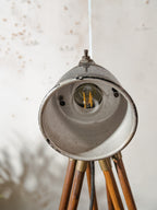 Sovjet fabrieks machinelamp gemonteerd op een vintage teakhouten statief - industriële lamp uit de jaren 70 van de USSR, E27