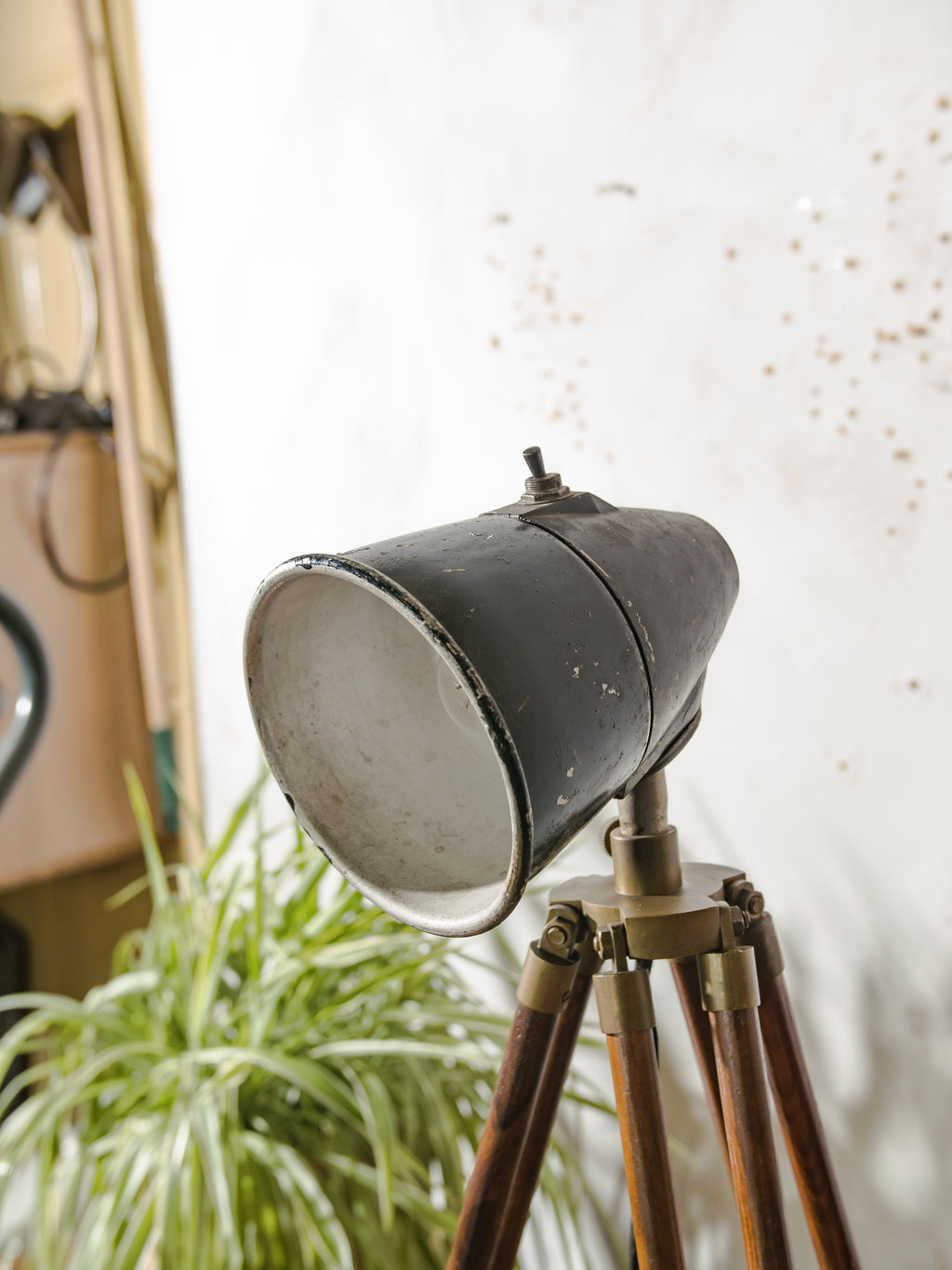 Sovjet fabrieks machinelamp gemonteerd op een vintage teakhouten statief - industriële lamp uit de jaren 70 van de USSR, E27