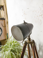 Sovjet fabrieks machinelamp gemonteerd op een vintage teakhouten statief - industriële lamp uit de jaren 70 van de USSR, E27