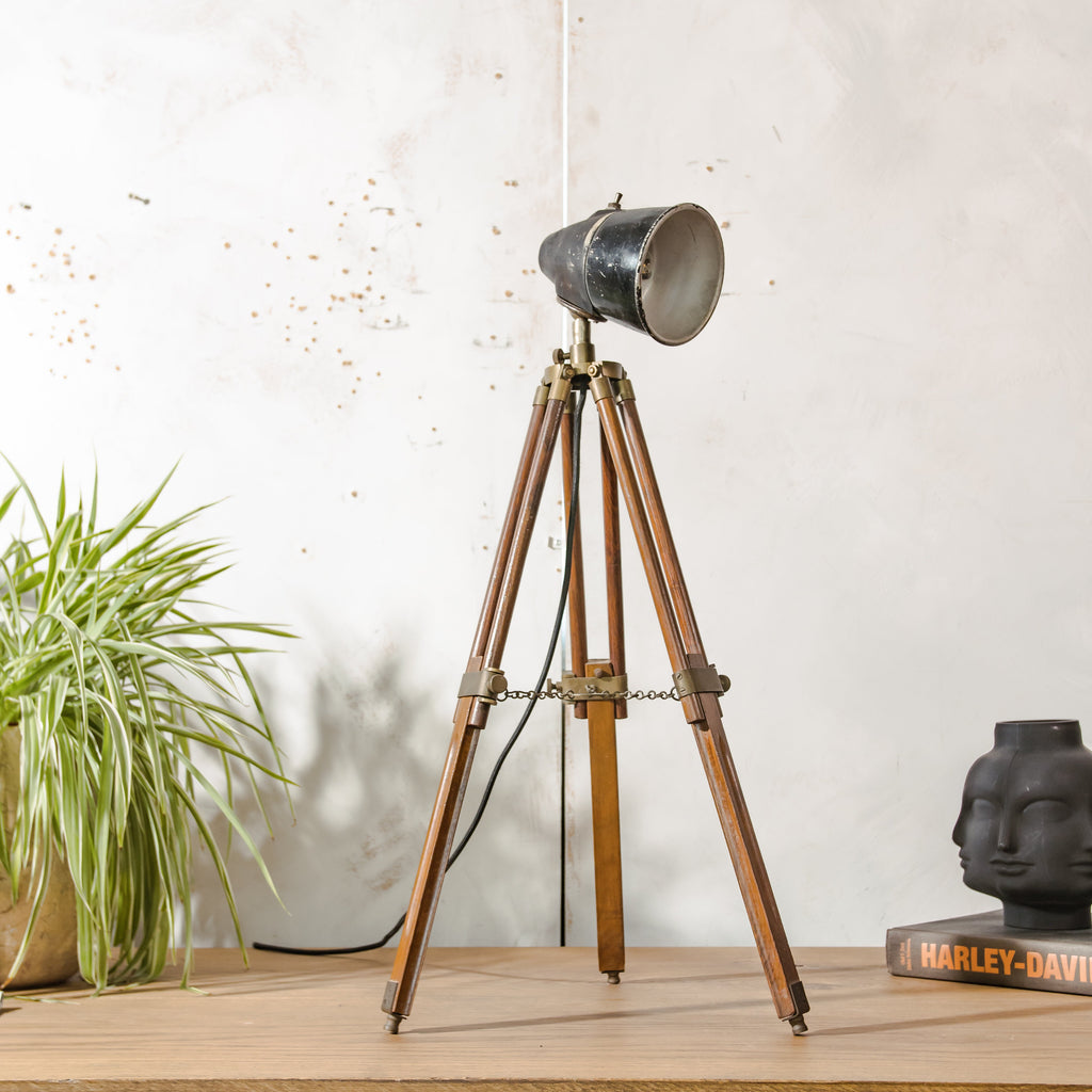Sovjet fabrieks machinelamp gemonteerd op een vintage teakhouten statief - industriële lamp uit de jaren 70 van de USSR, E27