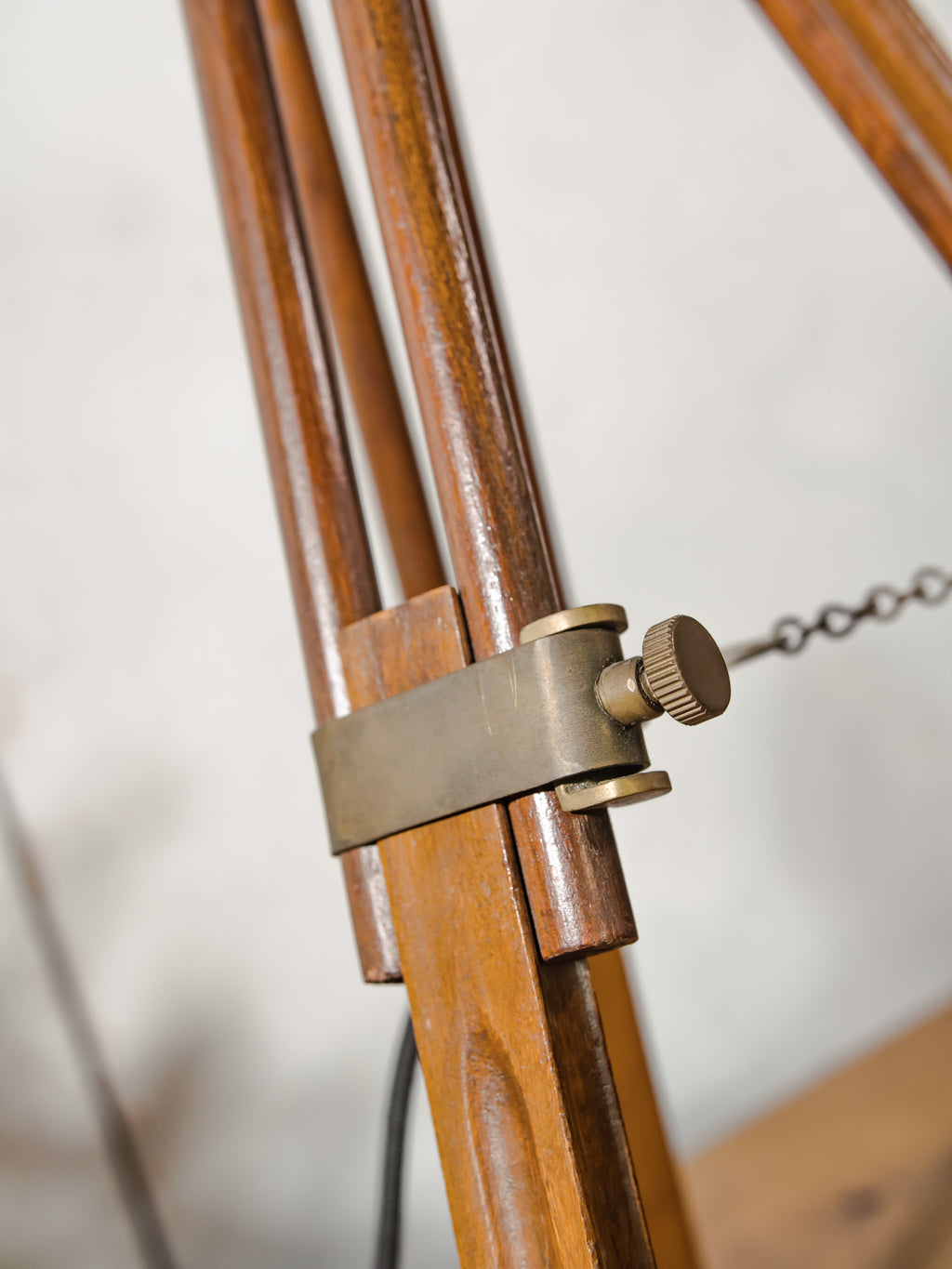 Sovjet fabrieks machinelamp gemonteerd op een vintage teakhouten statief - industriële lamp uit de jaren 70 van de USSR, E27