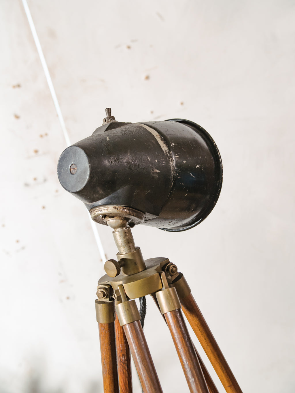 Sovjet fabrieks machinelamp gemonteerd op een vintage teakhouten statief - industriële lamp uit de jaren 70 van de USSR, E27