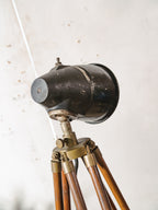 Sovjet fabrieks machinelamp gemonteerd op een vintage teakhouten statief - industriële lamp uit de jaren 70 van de USSR, E27